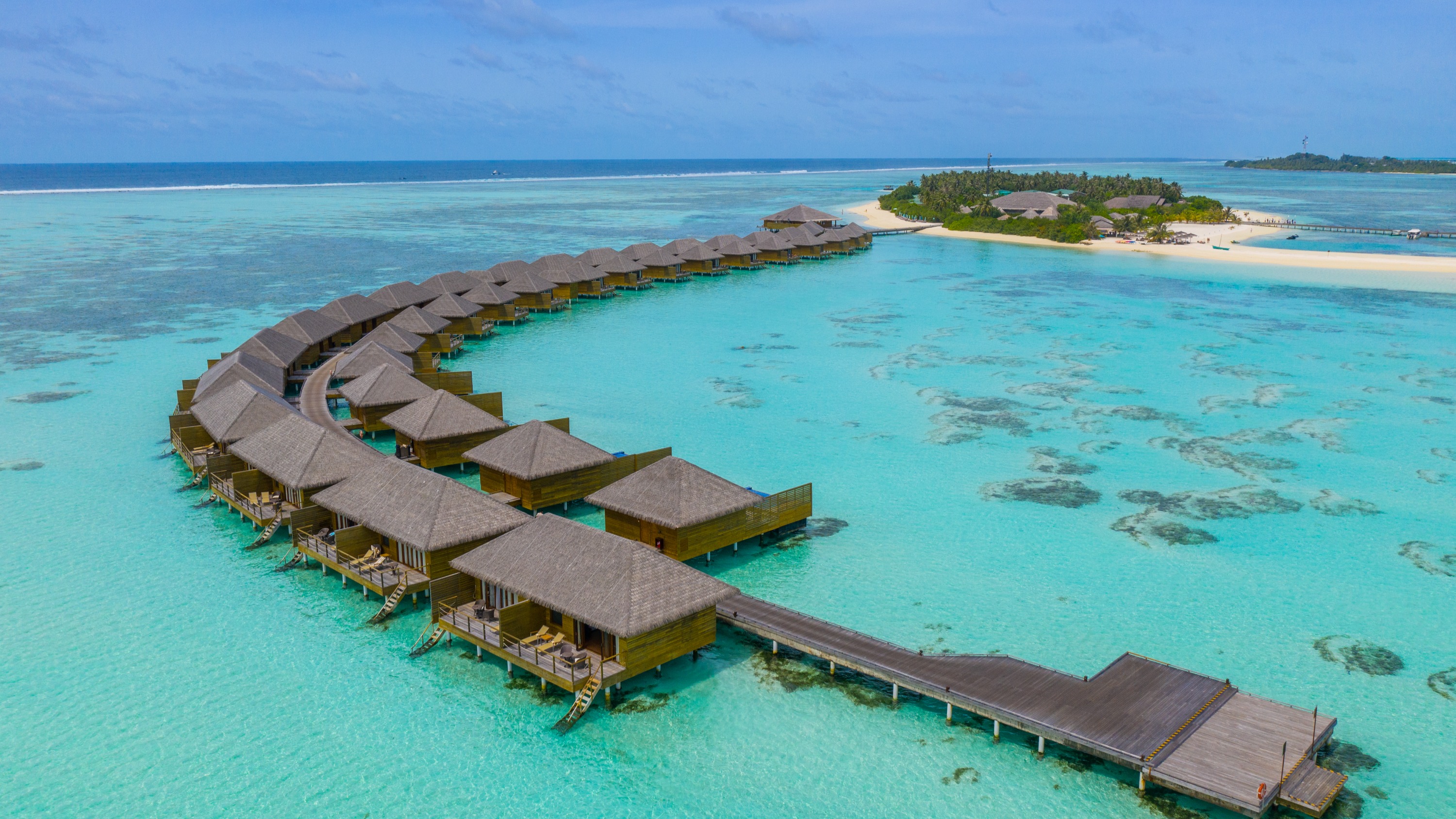 Luftaufnahme des Cocoon Maldives im türkisfarbenen Lhaviyani Atoll