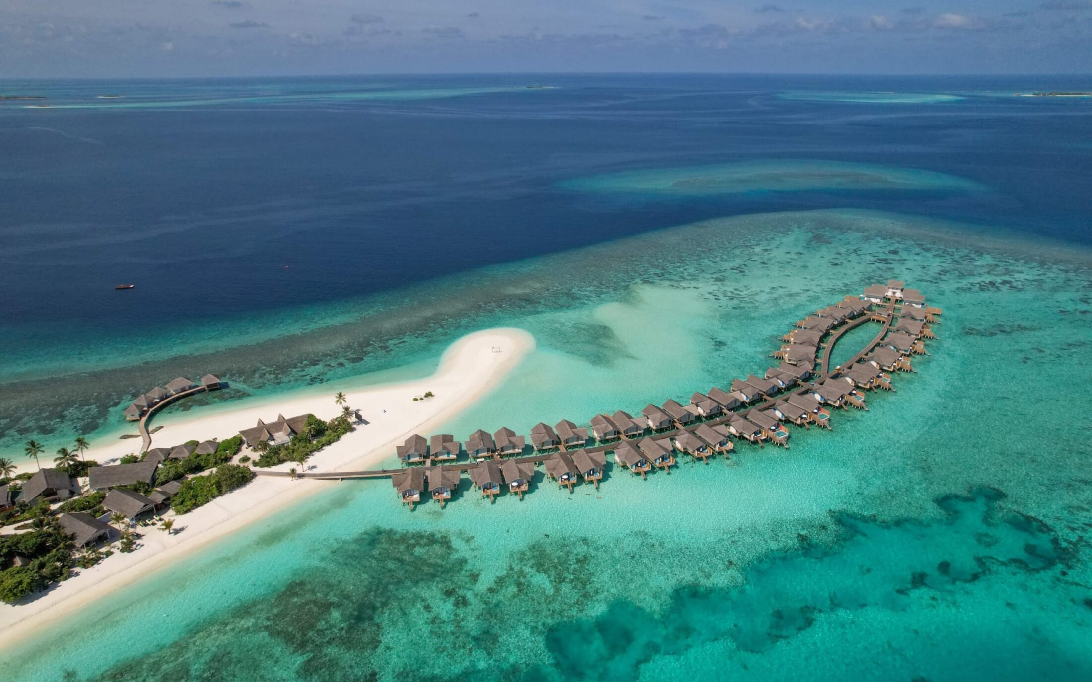 Luftaufnahme von Cora Cora Maldives mit türkisfarbener Lagune im Raa Atoll