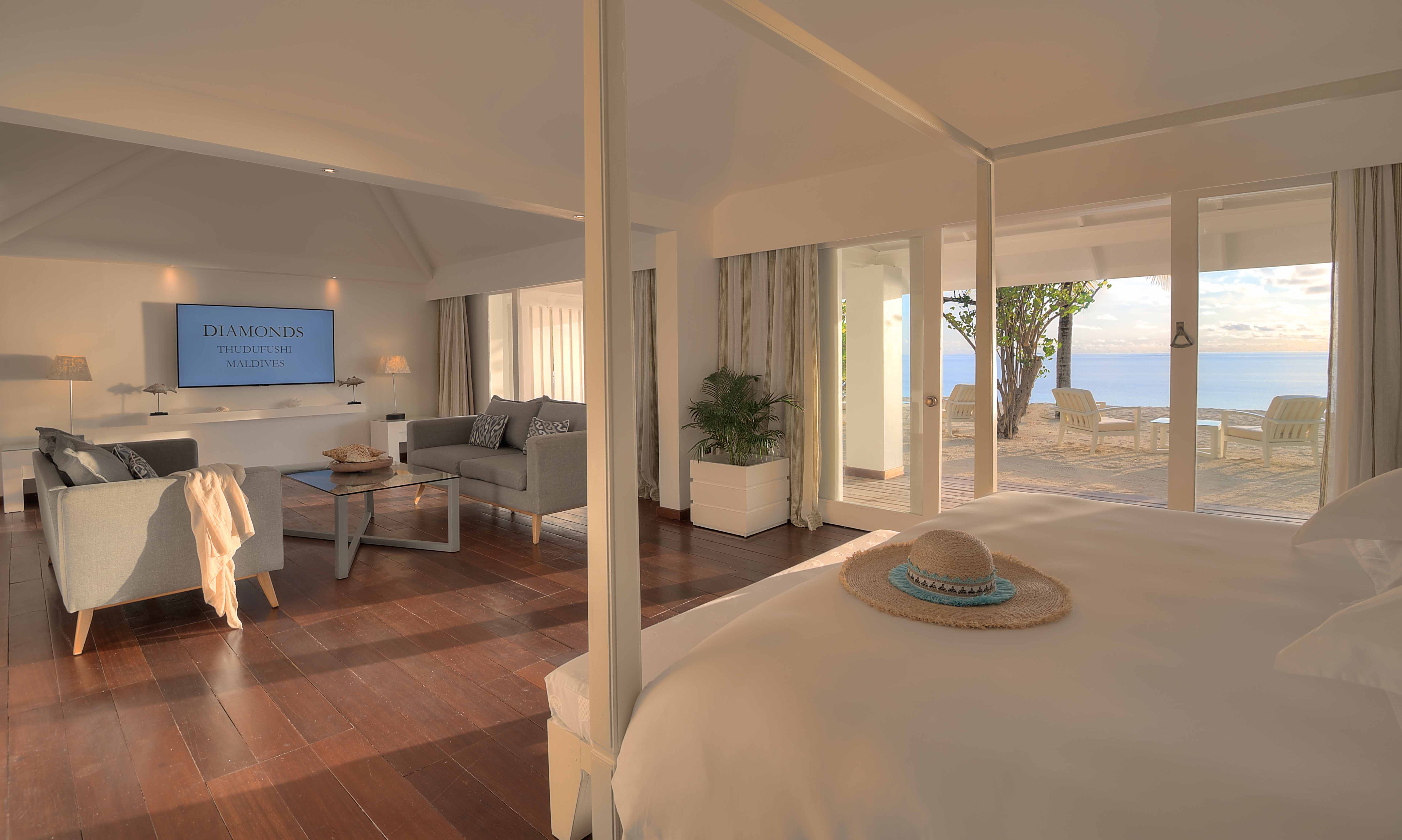 Diamonds Thudufushi – Beach Villa Suite am Strand