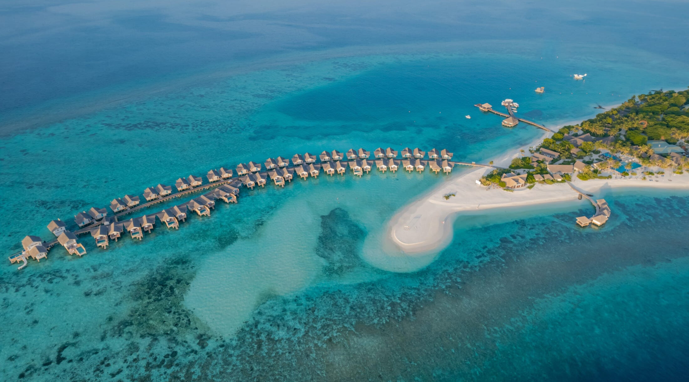 Cora Cora Maldives aus der Luft mit weißen Sandbänken und Wasservillen