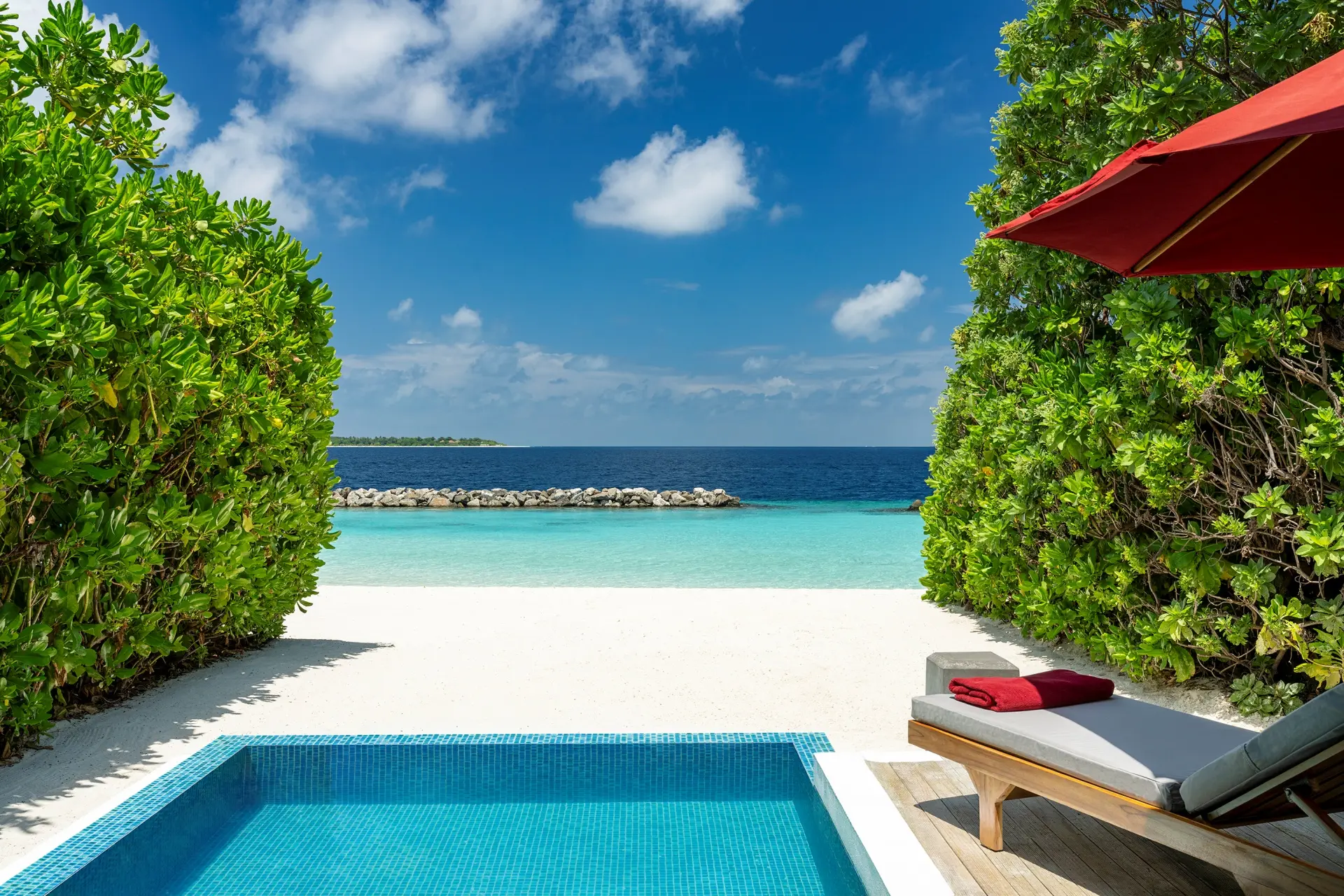 Niva Dhigali Maldives – Poolvilla am Strand