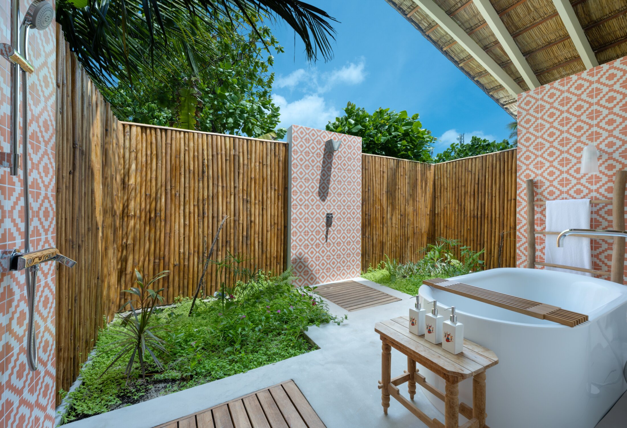 Cora Cora Maldives – Open-Air-Bad in einer Beach Villa