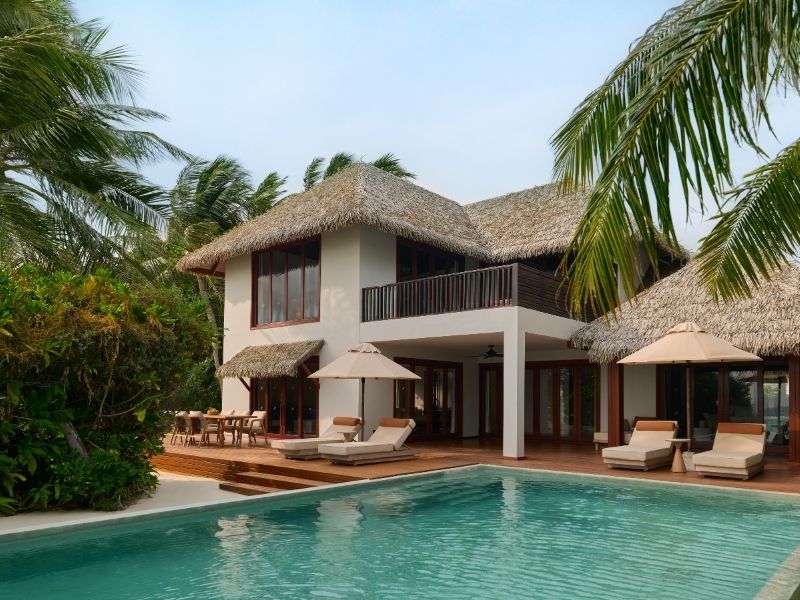 Dusit Thani Maldives – Residence am Abend