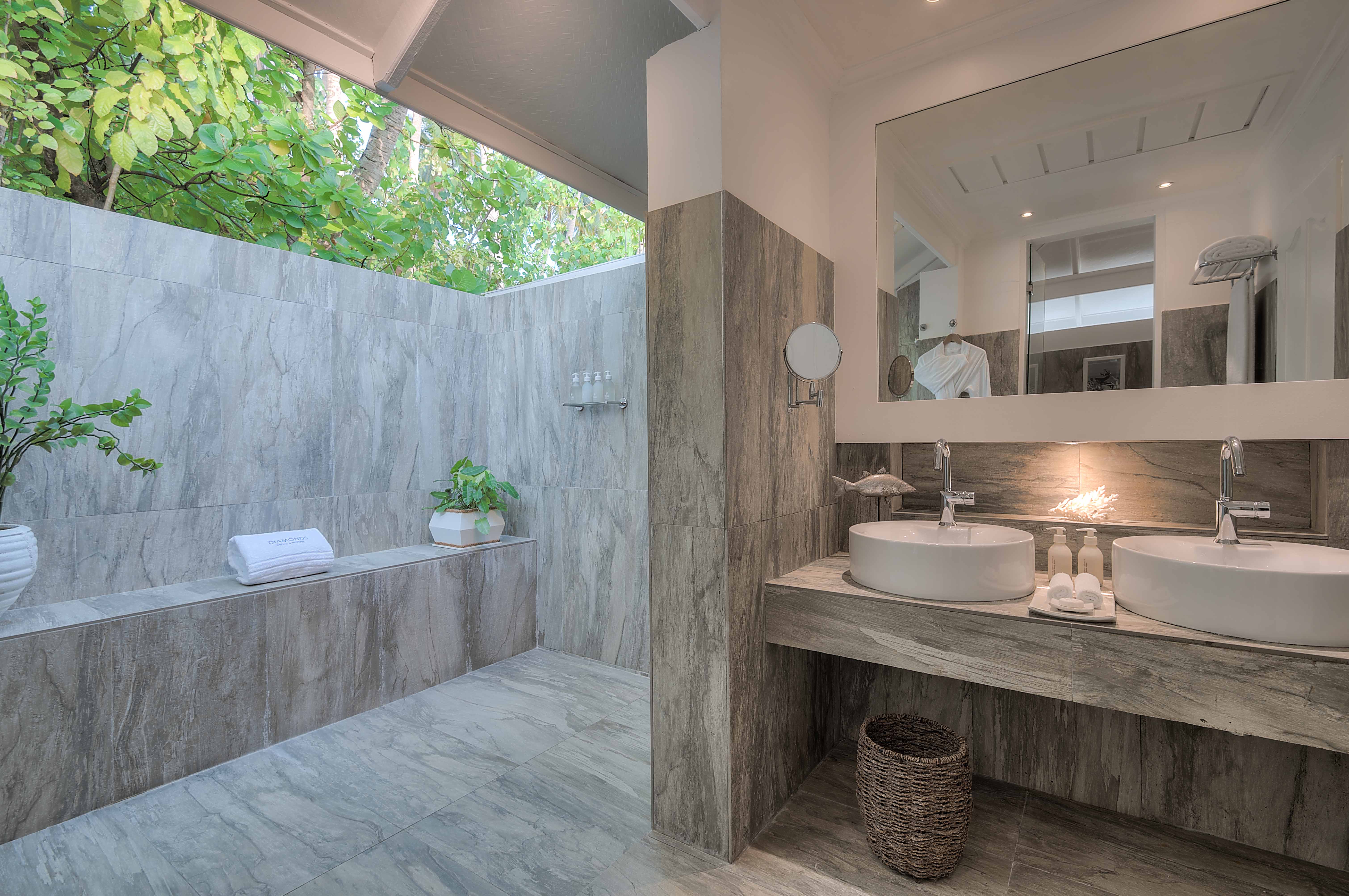 Diamonds Thudufushi – Terrasse einer Beach Villa Suite