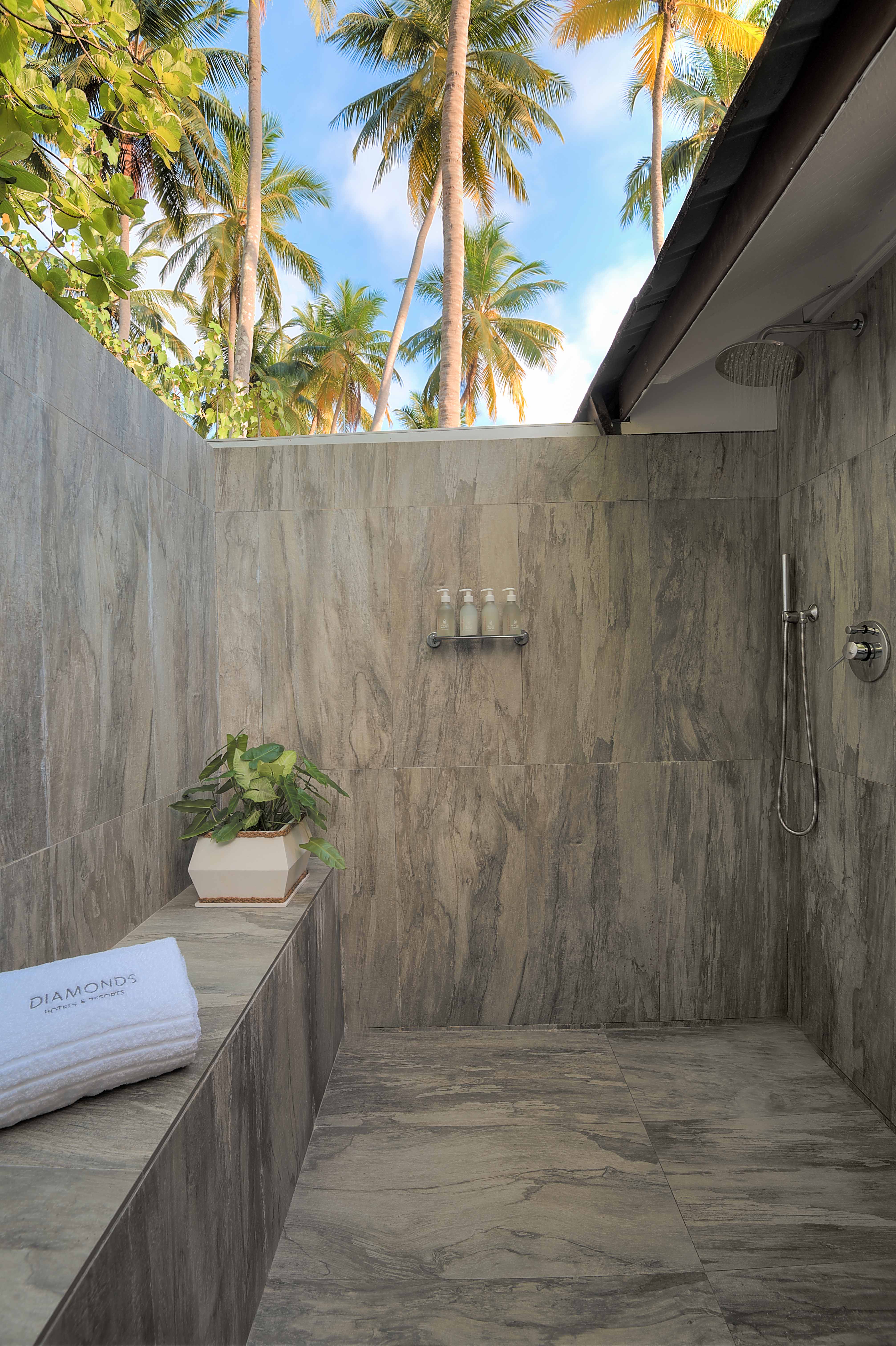 Diamonds Thudufushi – Badezimmer einer Beach Villa Suite