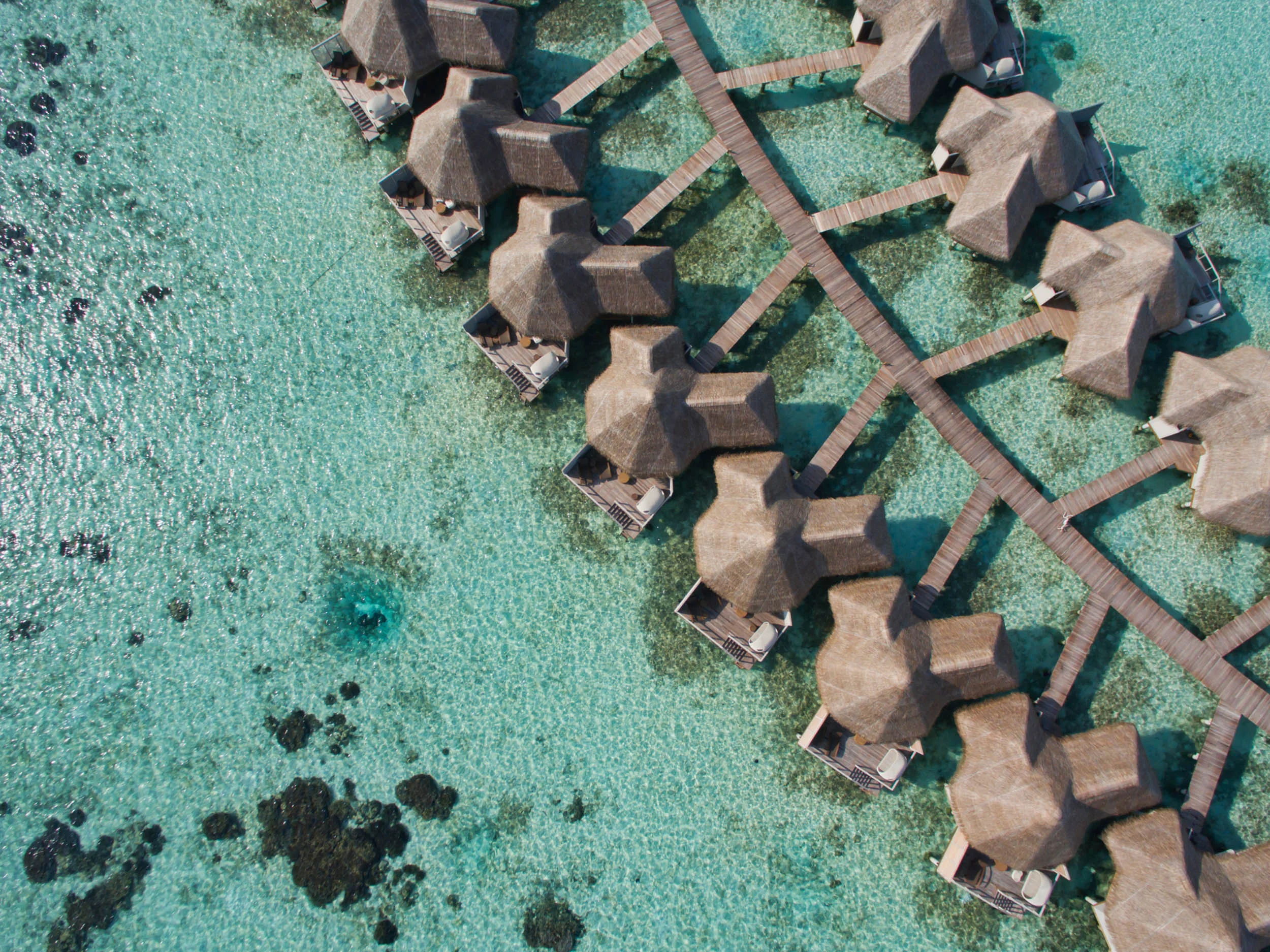 Drift Thelu Veliga Retreat – Luftaufnahme der Overwater-Villen
