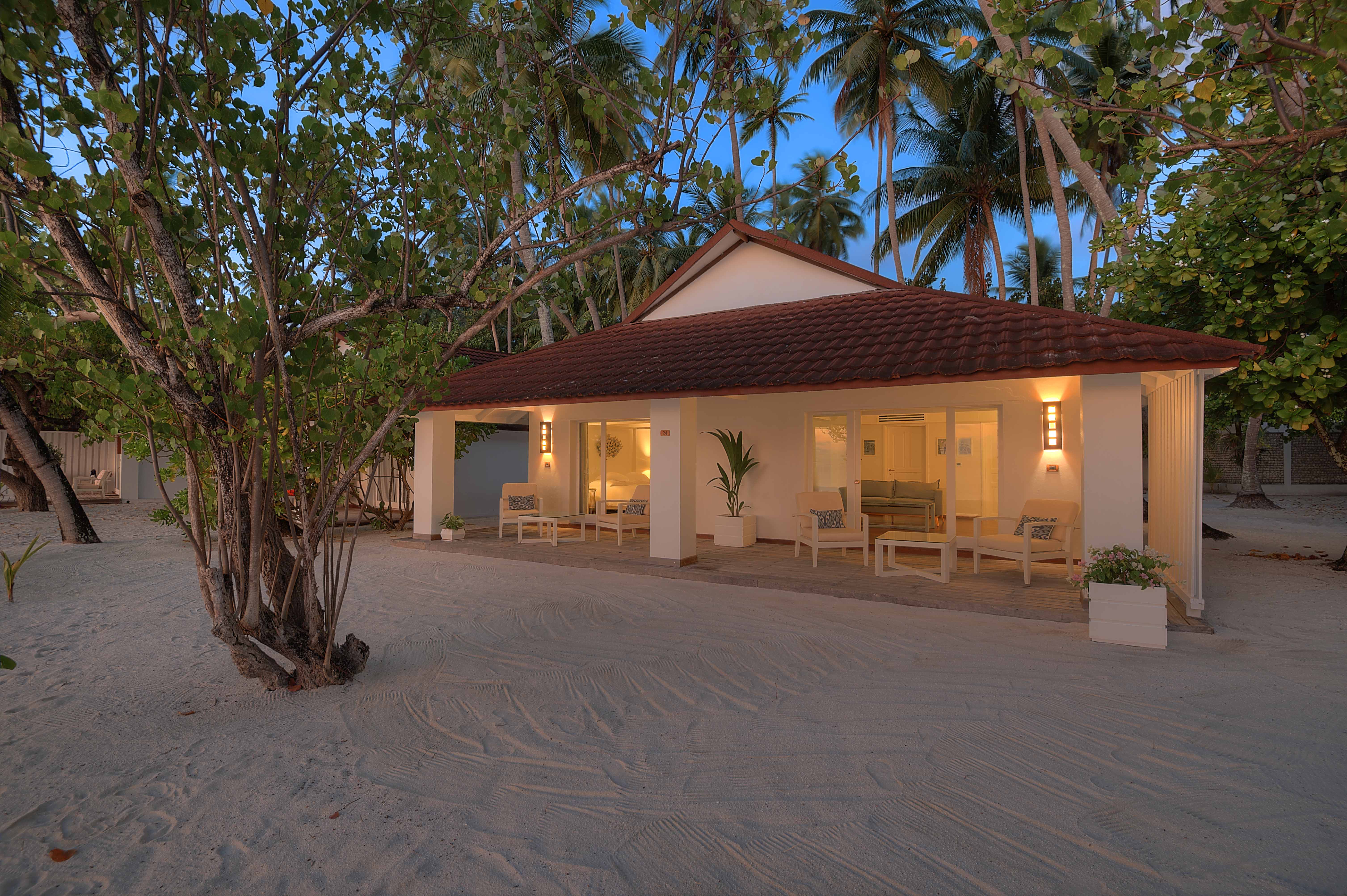 Diamonds Thudufushi – Wohnbereich einer Beach Villa Suite