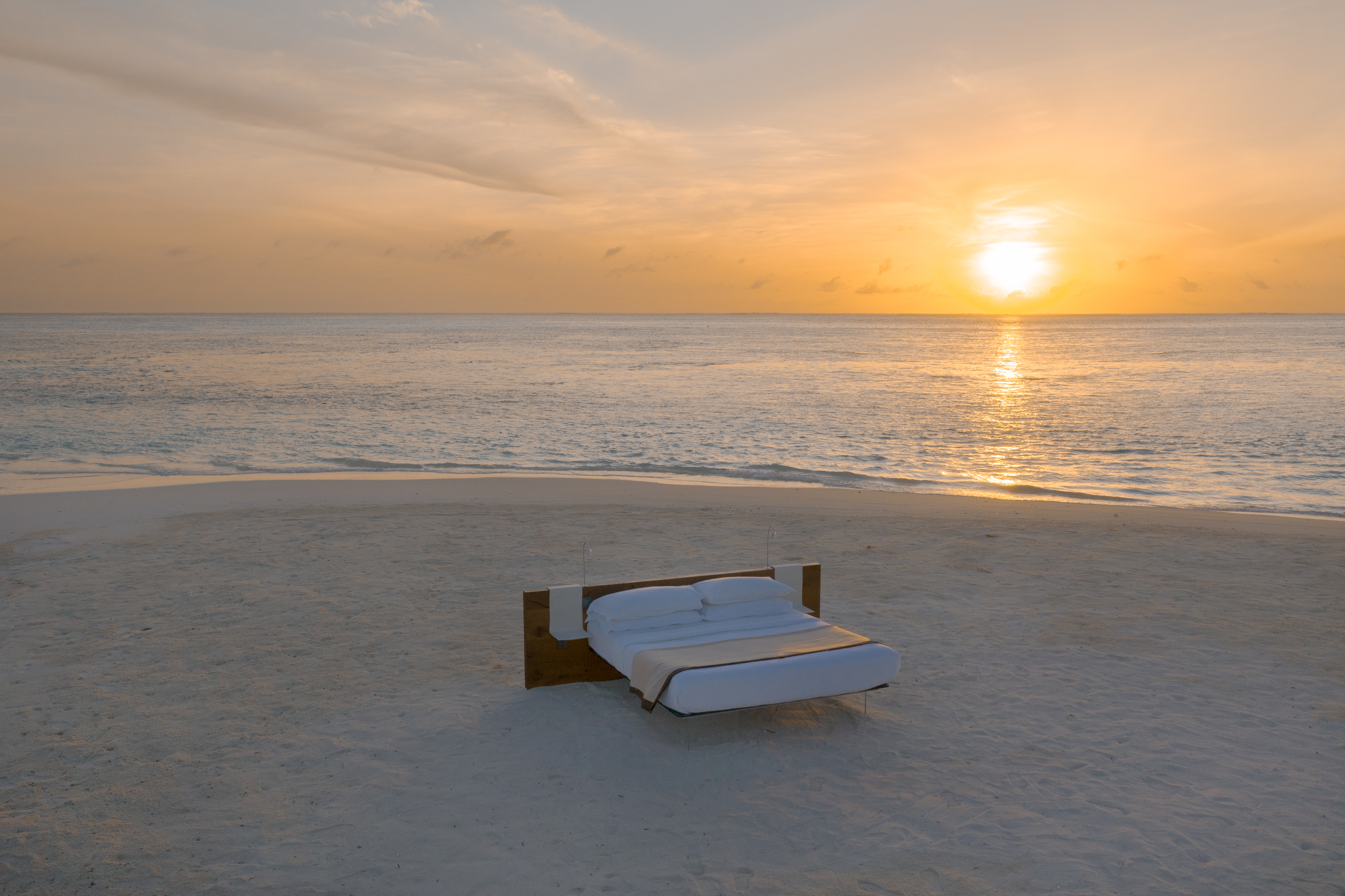 Cocoon Maldives – Sonnenuntergang am Wasser