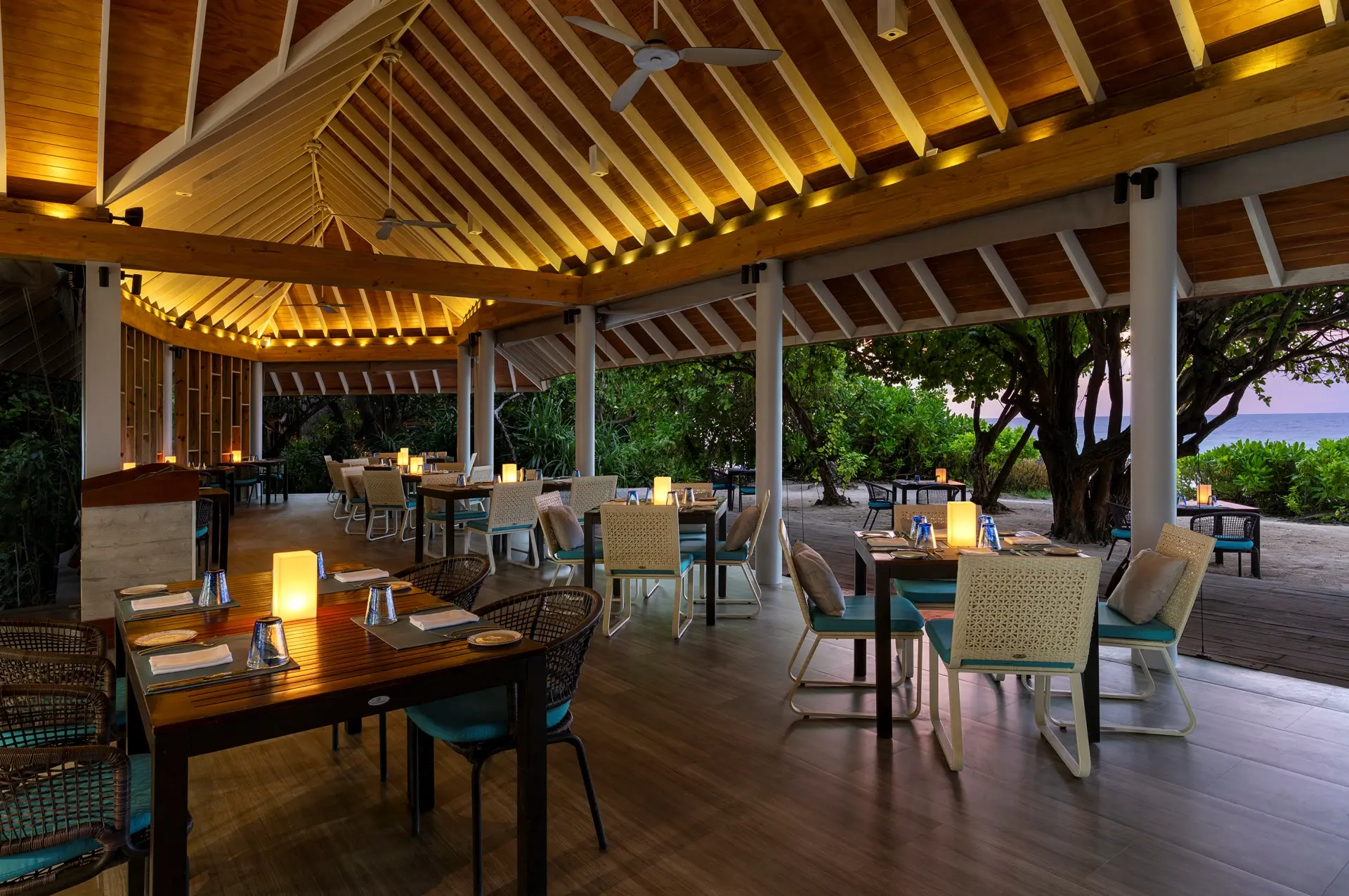 Niva Dhigali Maldives – Faru Beachfront Dining