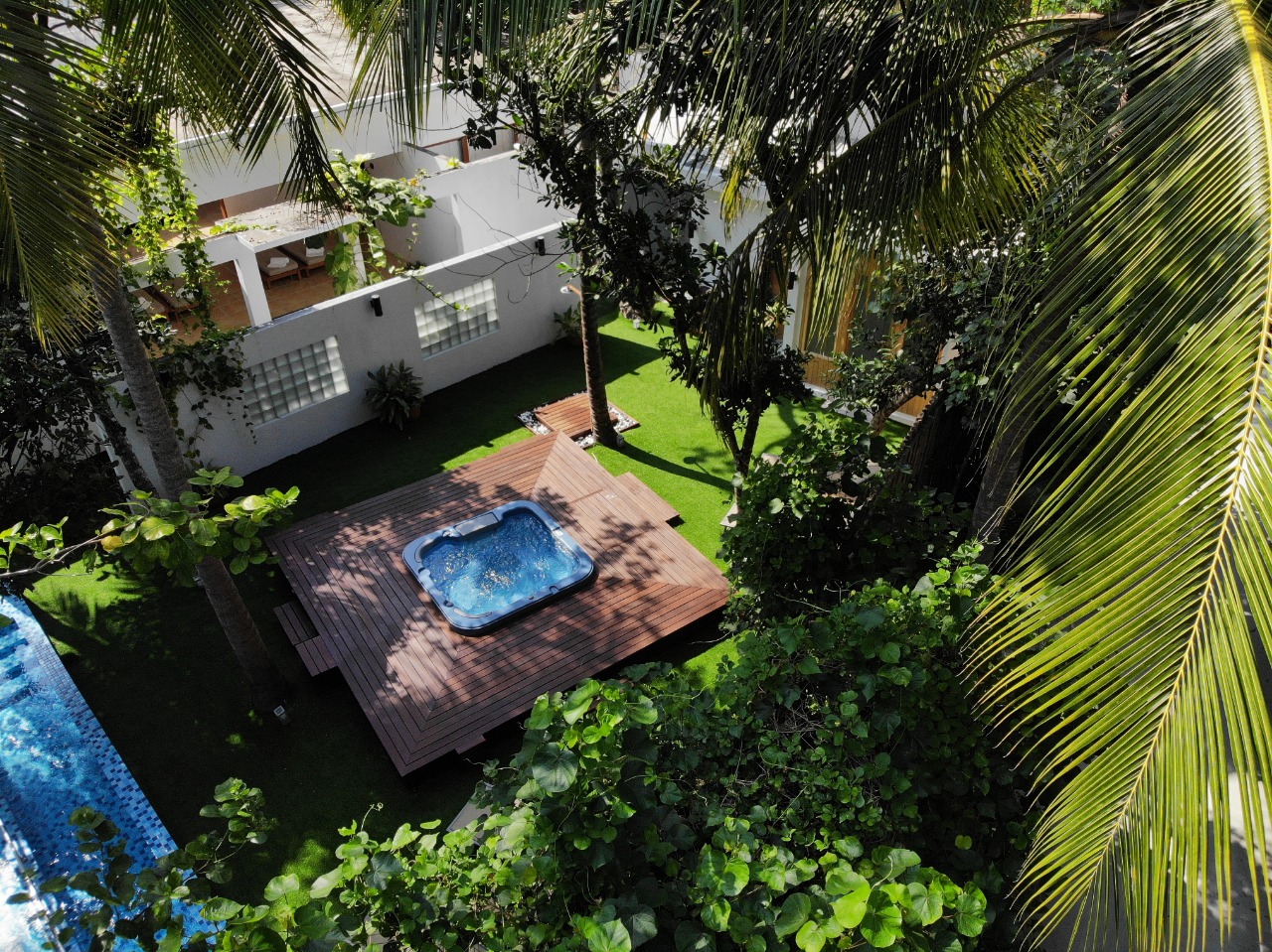 Cocoon Maldives – Spa-Umgebung zwischen Palmen