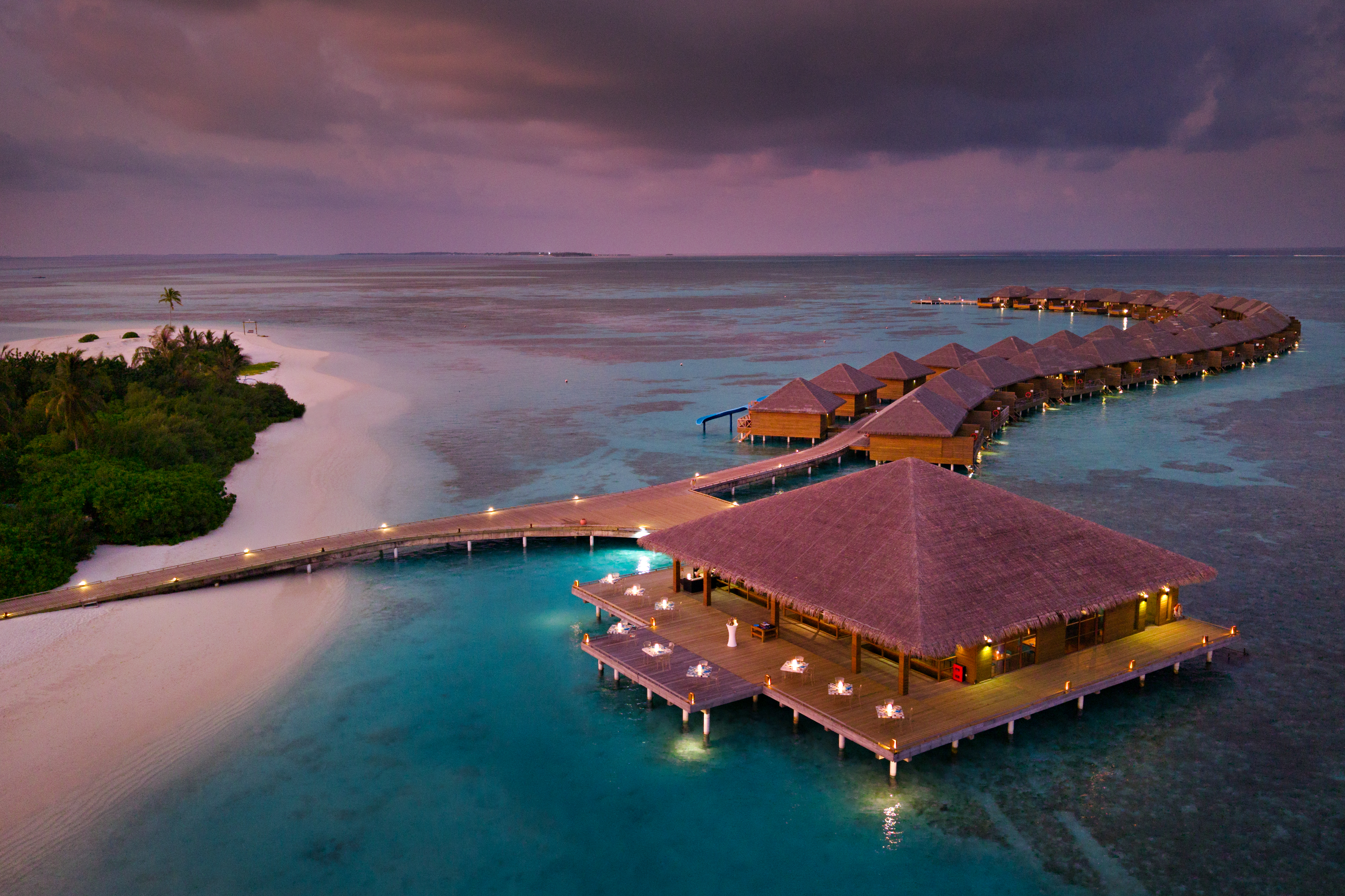 Cocoon Maldives – Manta Restaurant über der Lagune