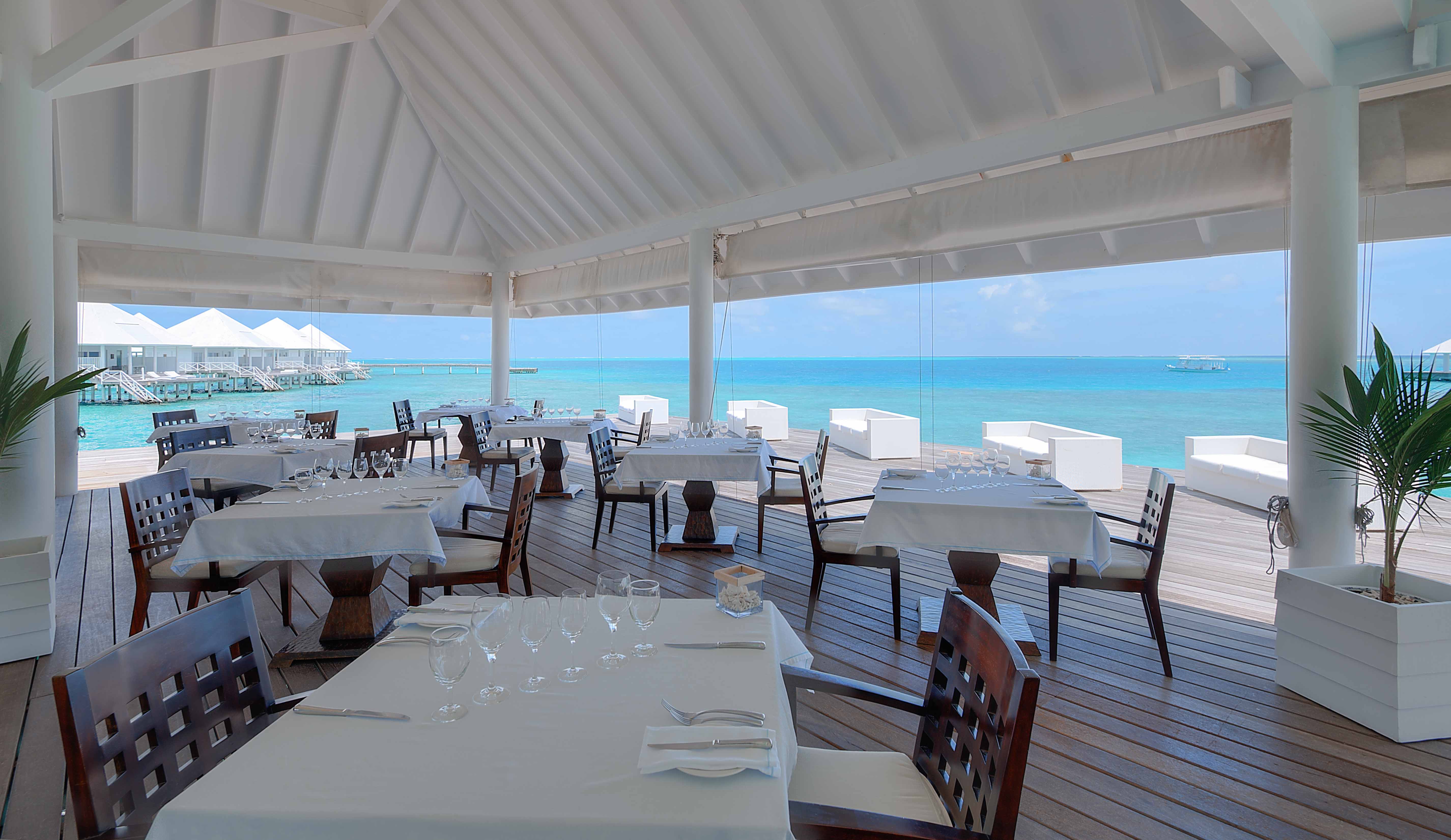 Diamonds Thudufushi – Detail im Overwater-Restaurant