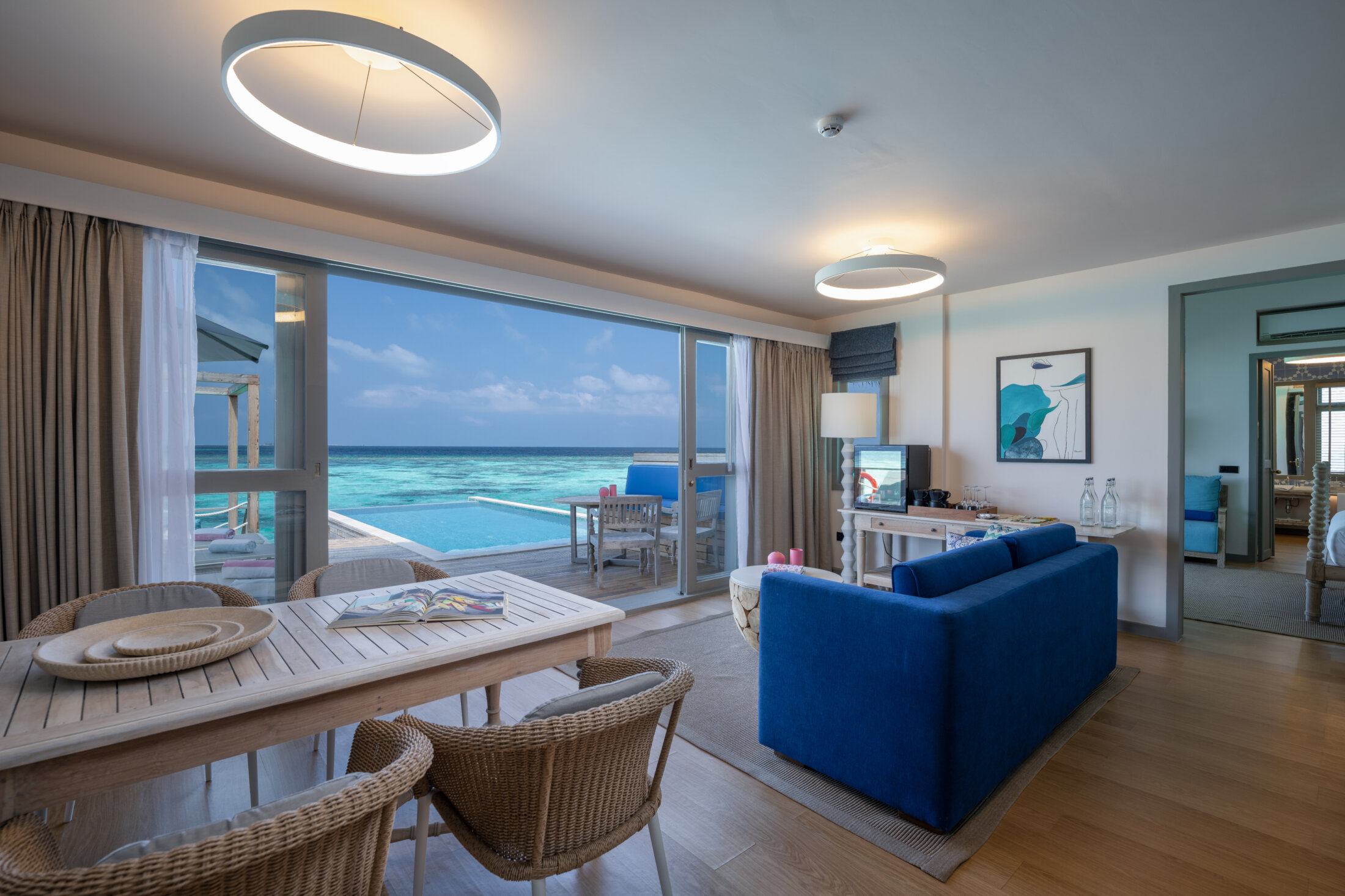 Cora Cora Maldives – Wohnbereich der Lagoon Pool Villa mit Rutsche