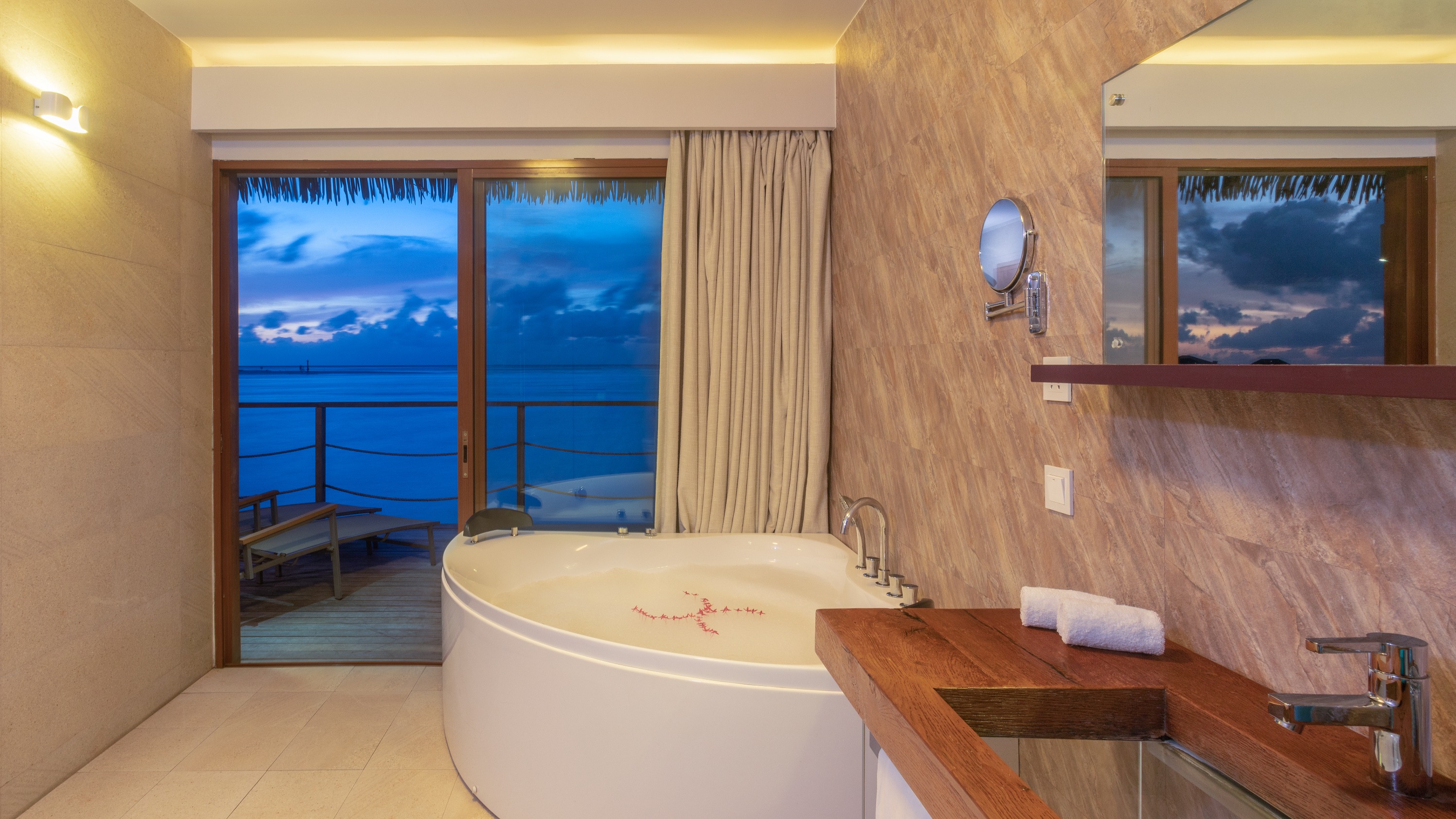 Cocoon Maldives – Wohnraum mit Lagunenblick