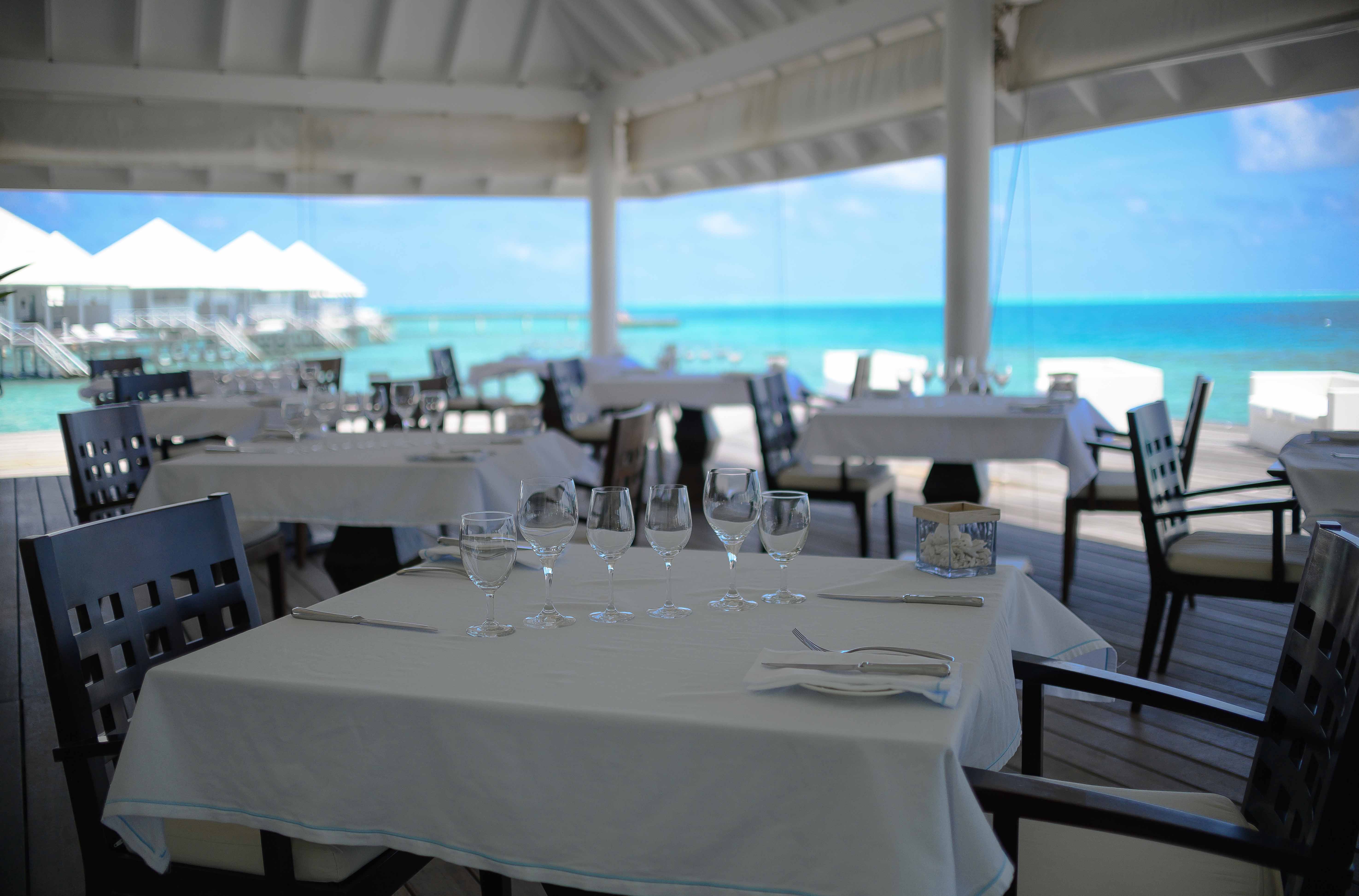 Diamonds Thudufushi – Deck des Overwater-Restaurants