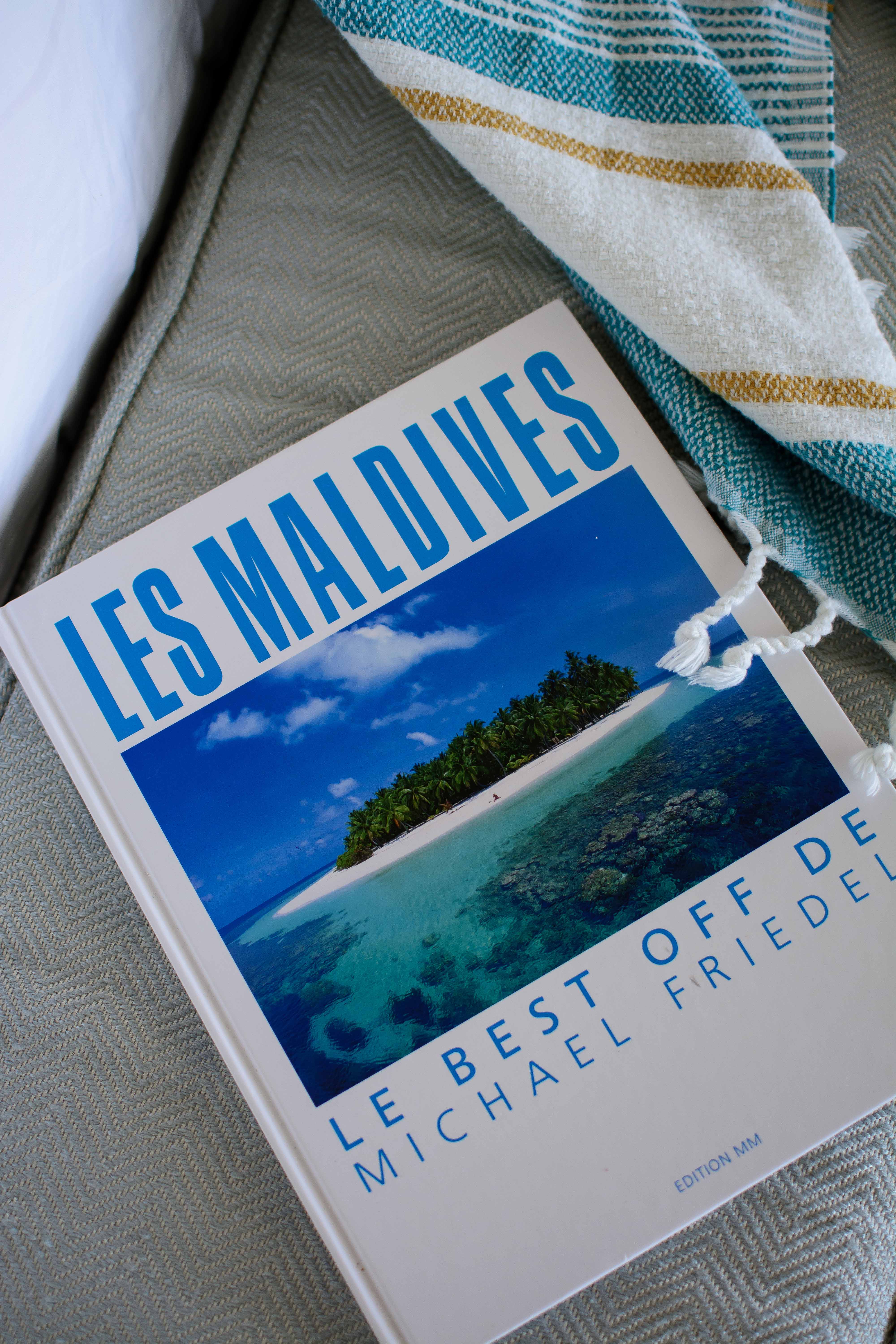 Diamonds Thudufushi – Lounge einer Overwater Villa