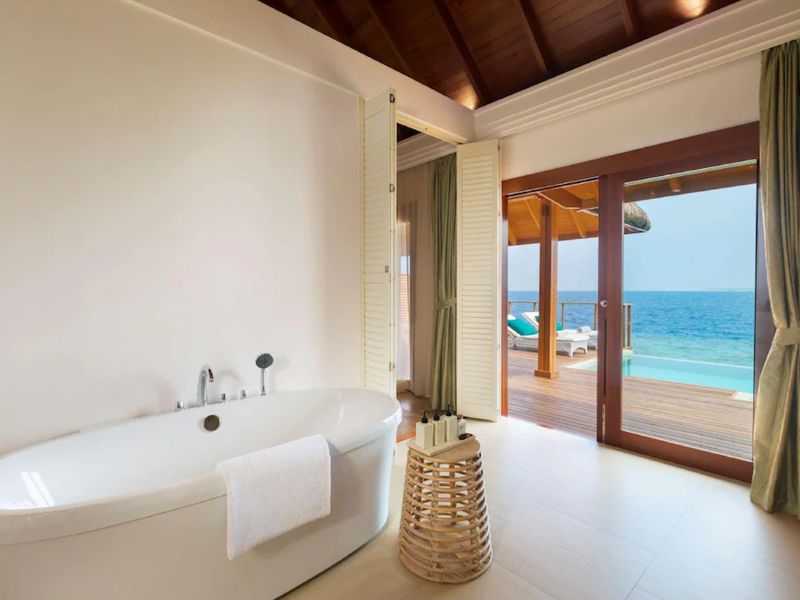 Villa am Wasser mit Pool - Bild 1