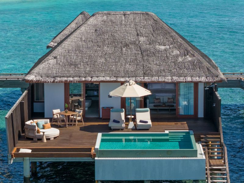 Überwasser-Villa mit Pool - Bild 1