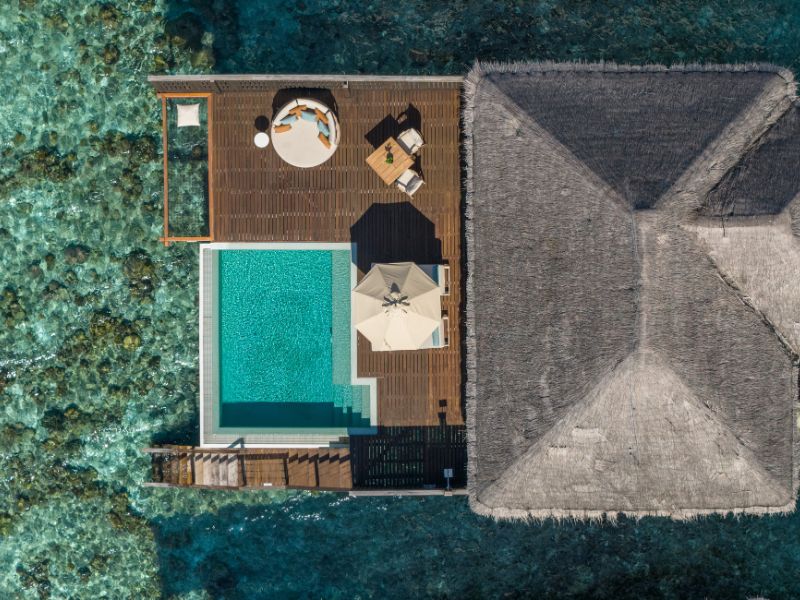 Überwasser-Villa mit Pool - Bild 3