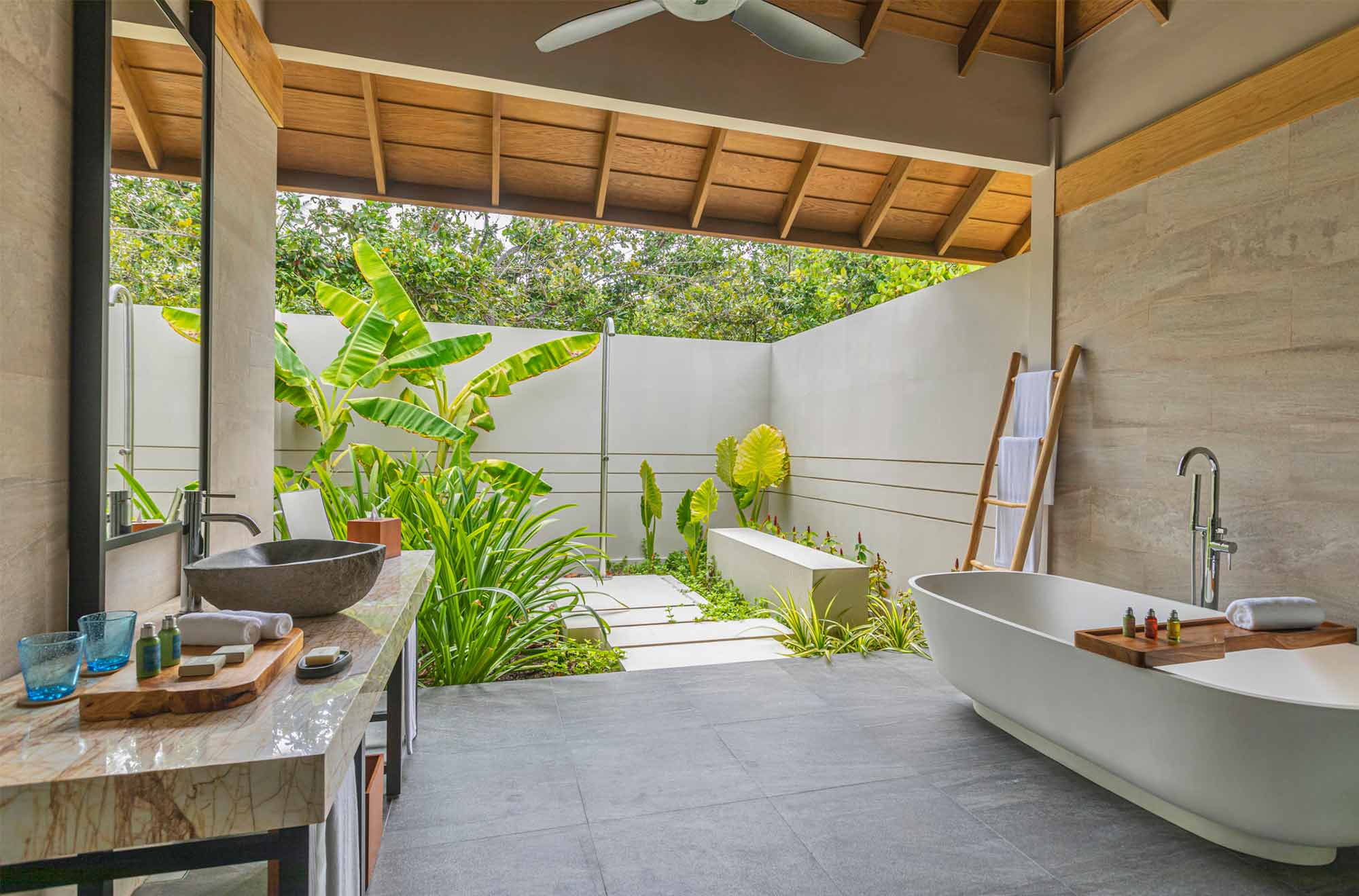 Schlafbereich einer Beach Villa auf Emerald Faarufushi