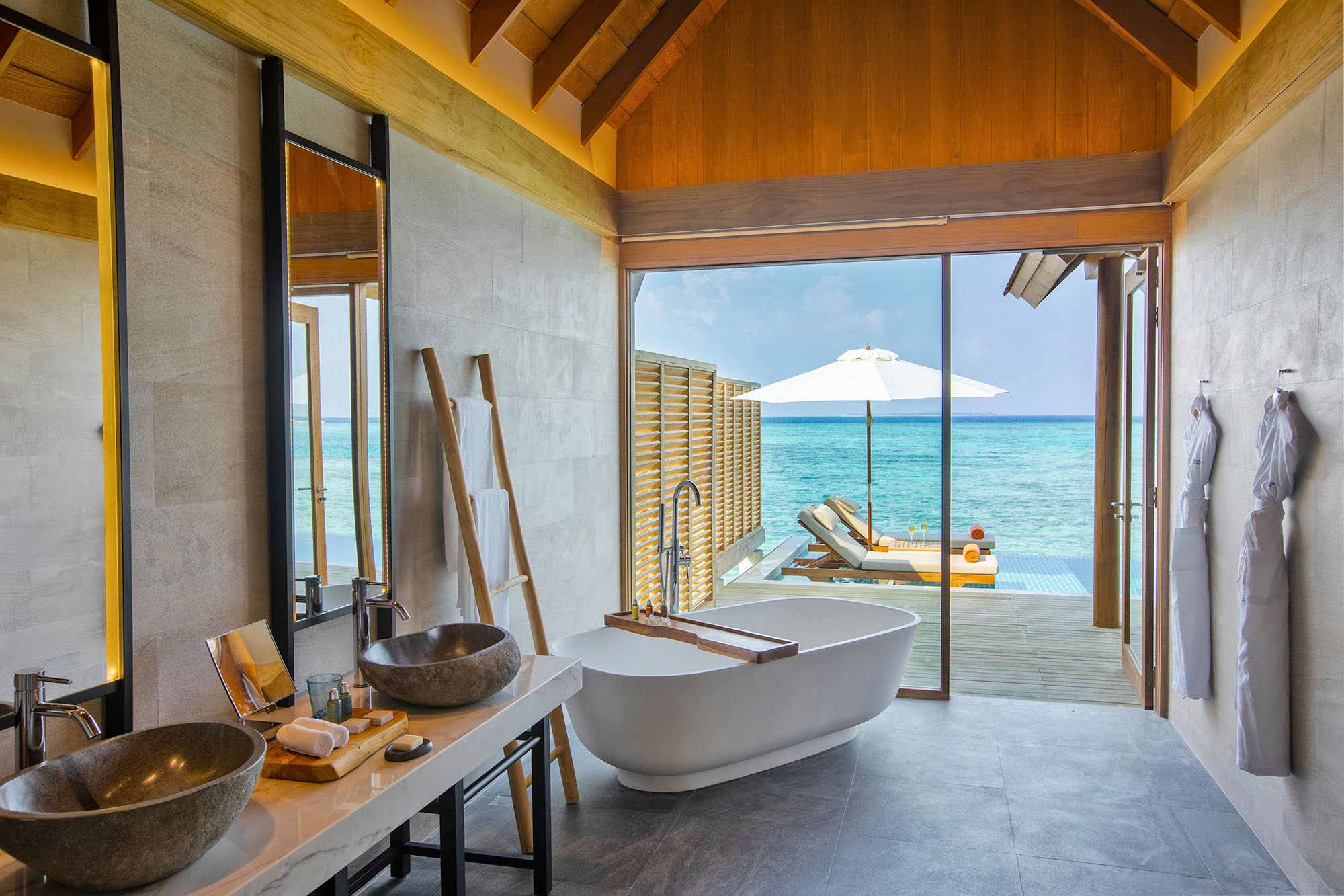 Terrasse einer Water Villa with Pool
