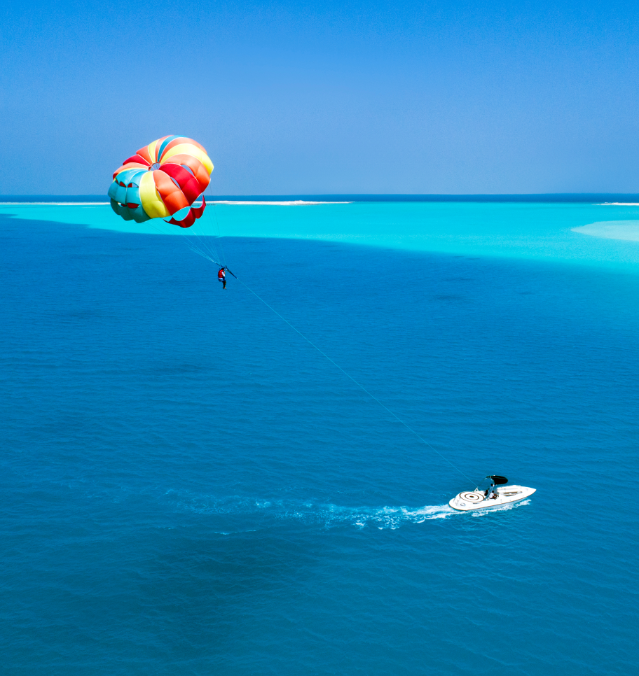 Parasailing über der Lagune