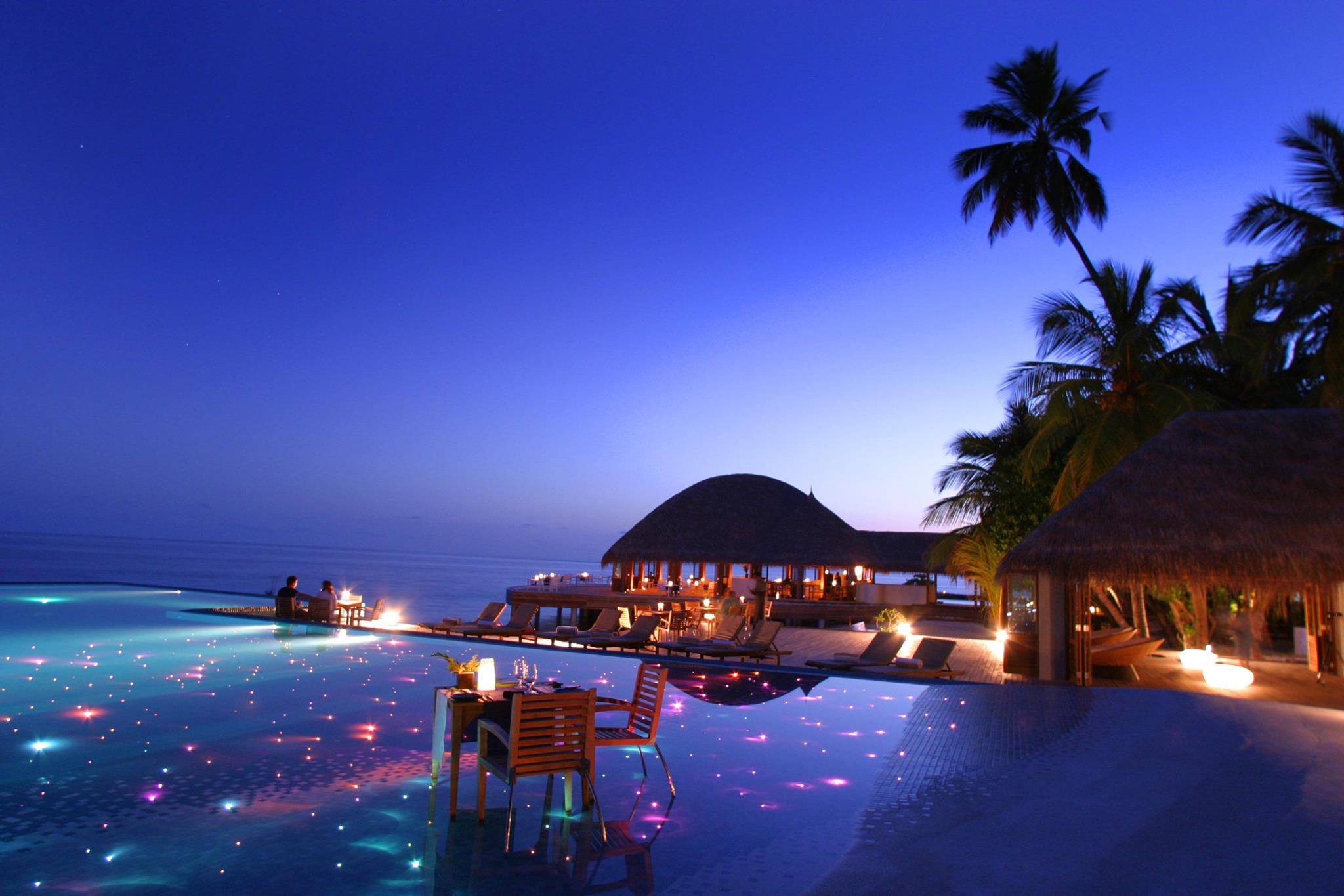 IMMERSE…LATITUDE 4° UNDERWATER DINNER