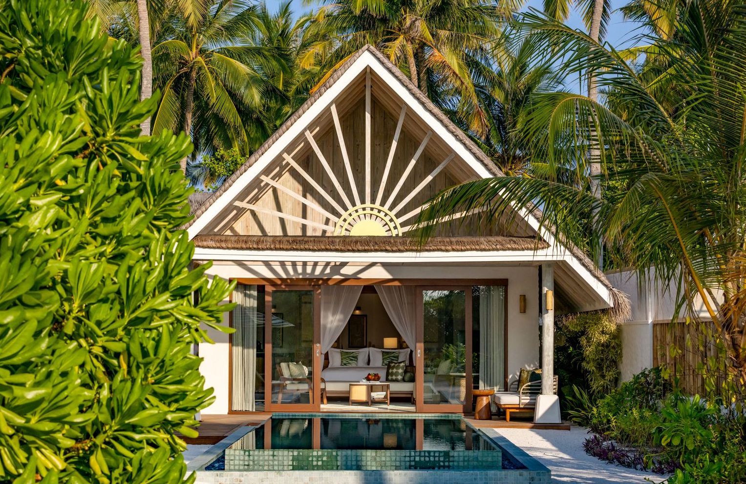 Außenansicht einer Strandpoolvilla