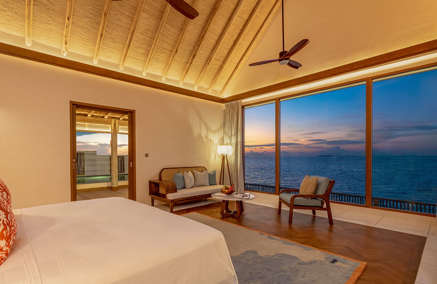 Außenansicht einer Sonnenuntergangs-Strandpoolvilla