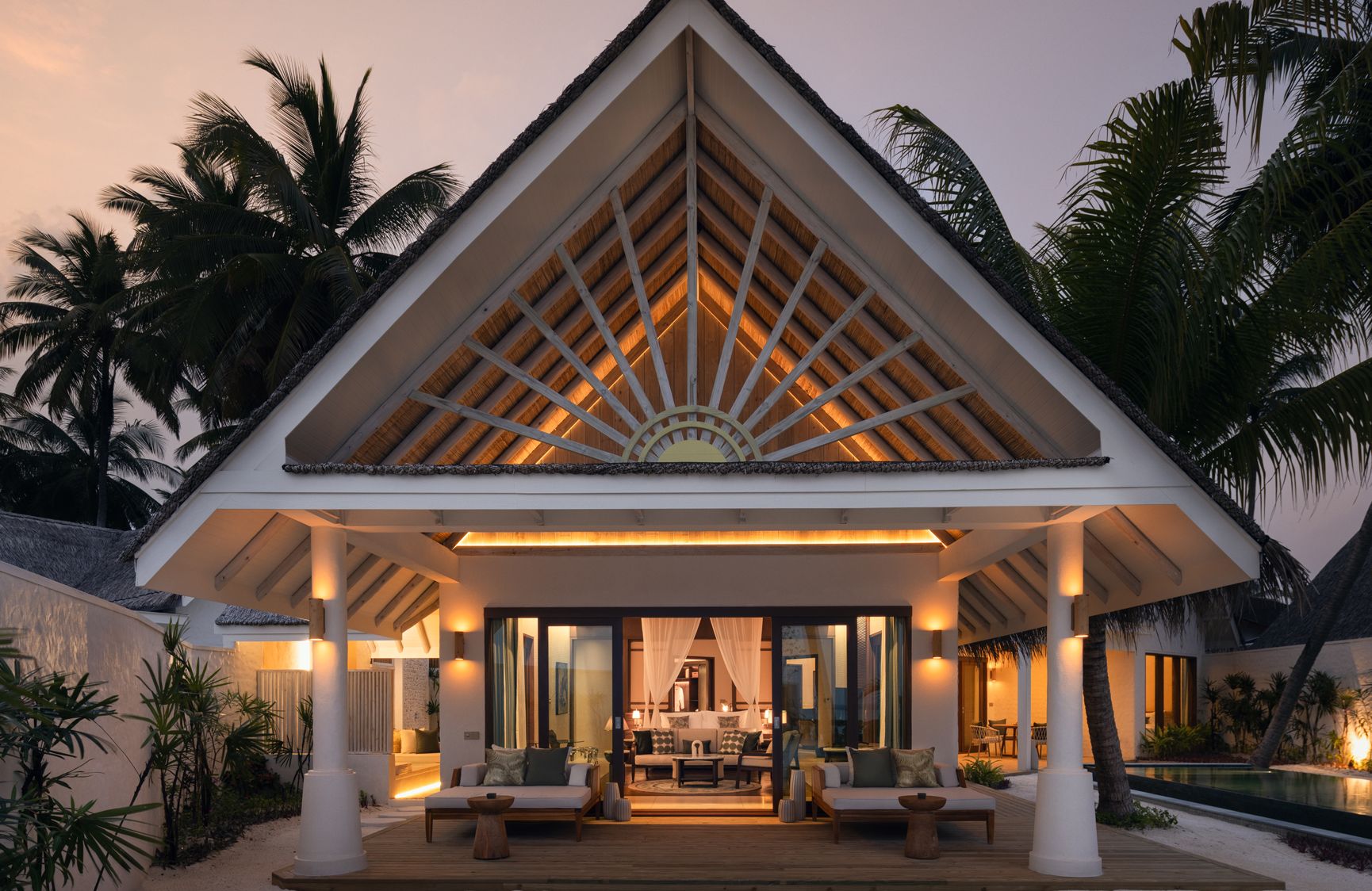 Außenansicht einer Familien-Strandpoolvilla