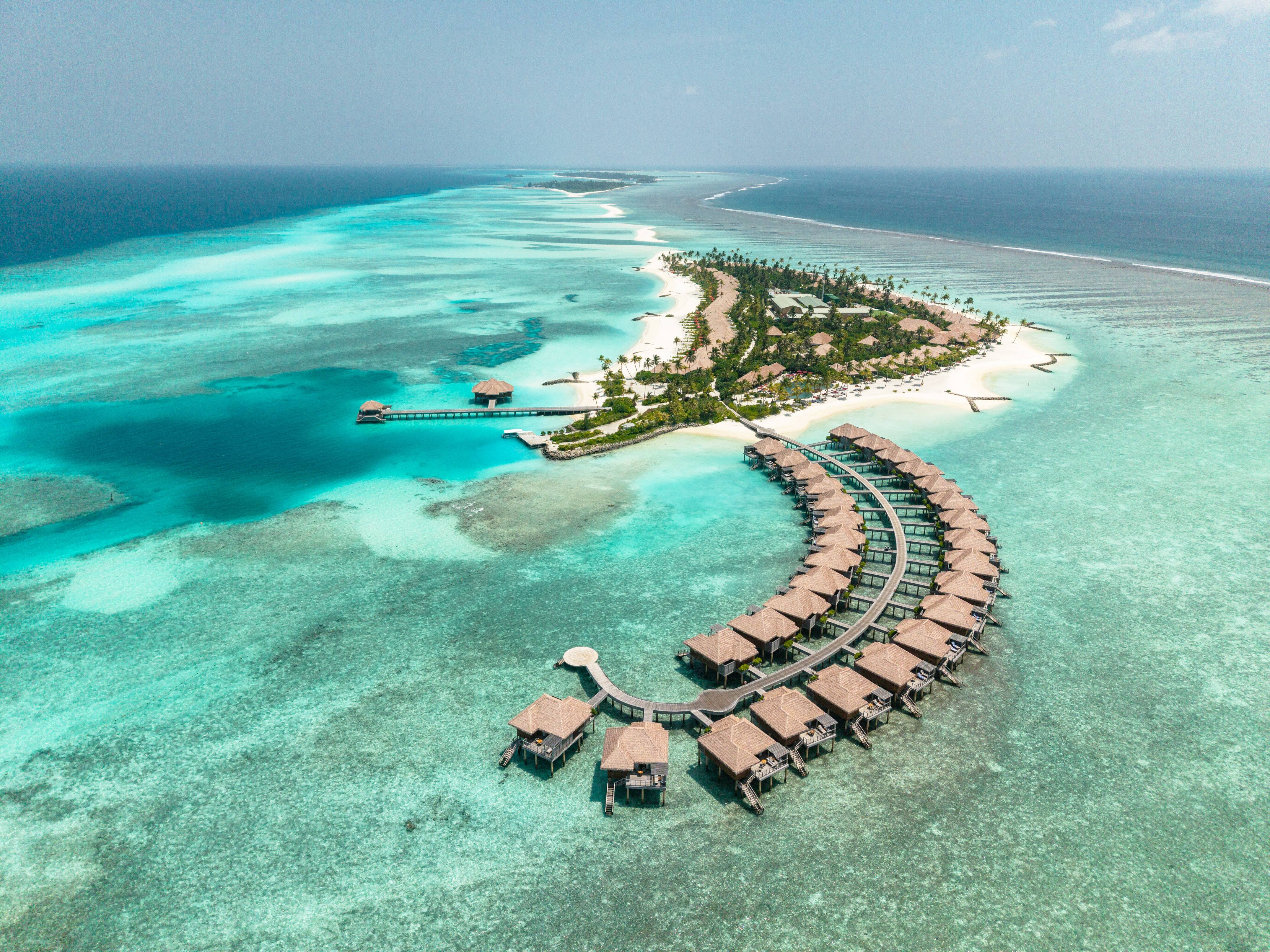 Meliá Whale Lagoon Maldives – Luftaufnahme von Insel und Riff