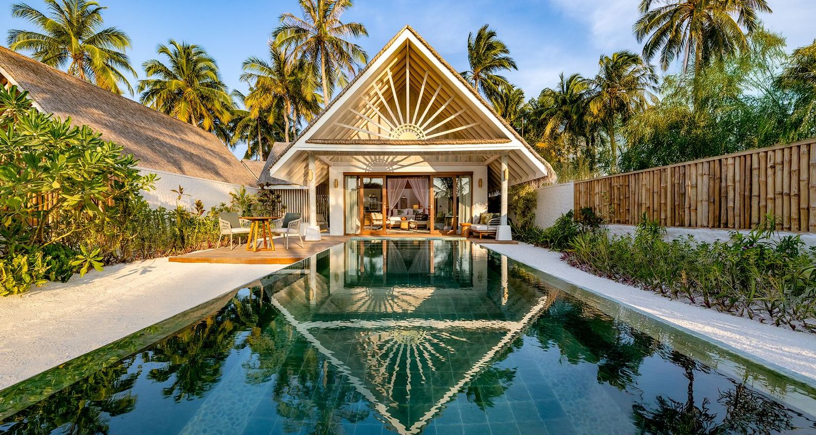 Terrasse einer Strandpoolvilla