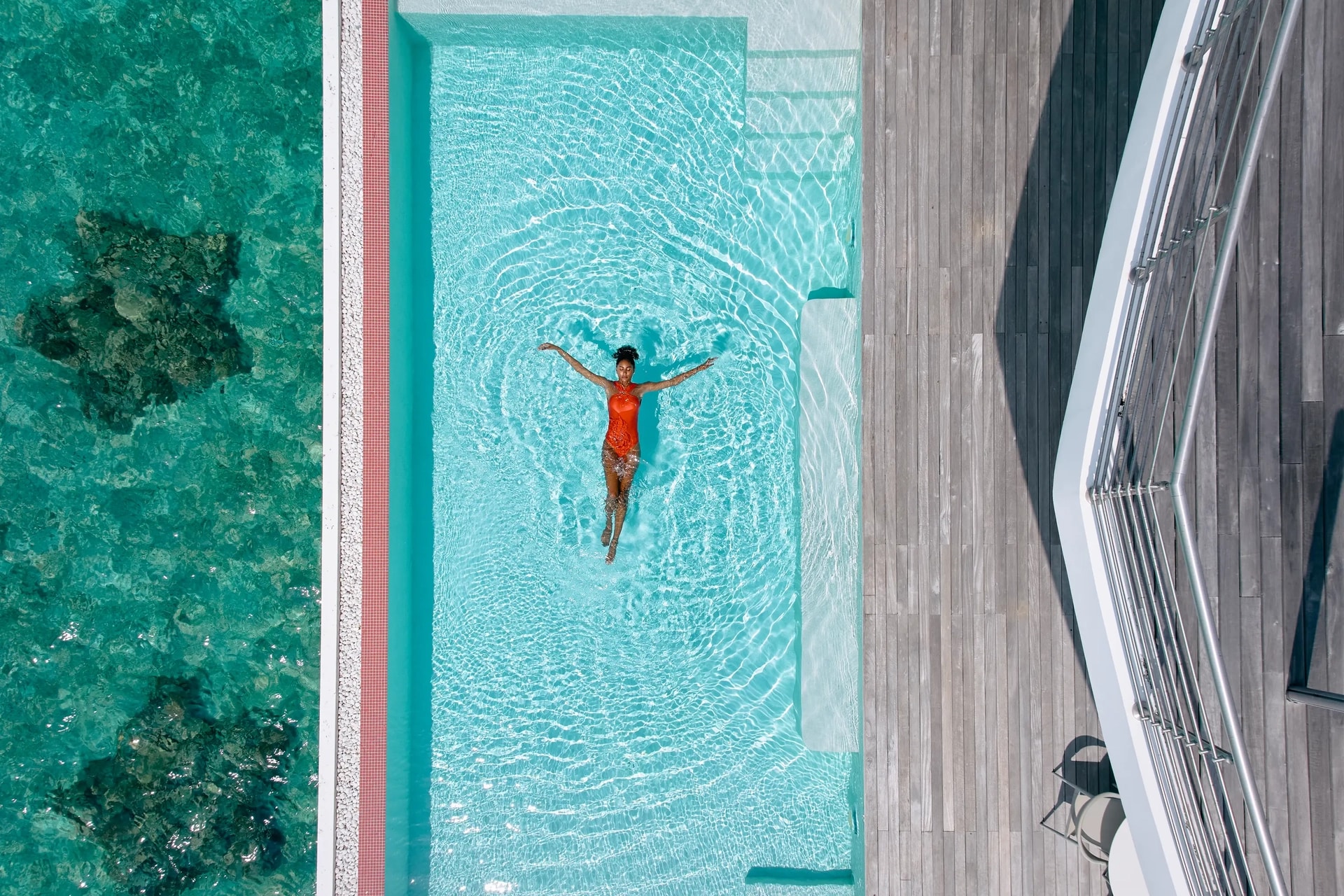 Poolmoment aus der Vogelperspektive