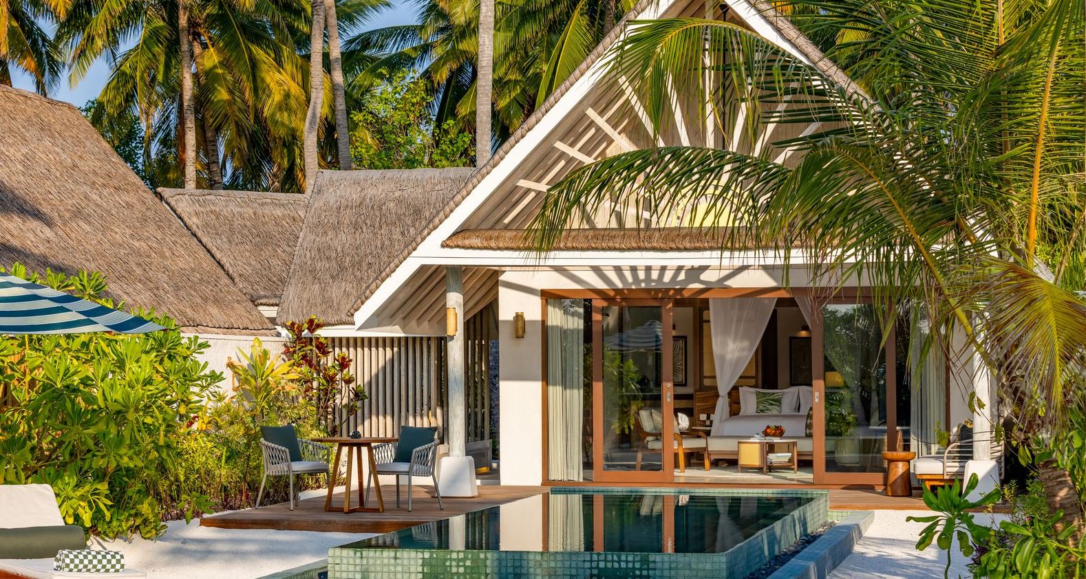 Interieur einer Sonnenuntergangs-Strandpoolvilla