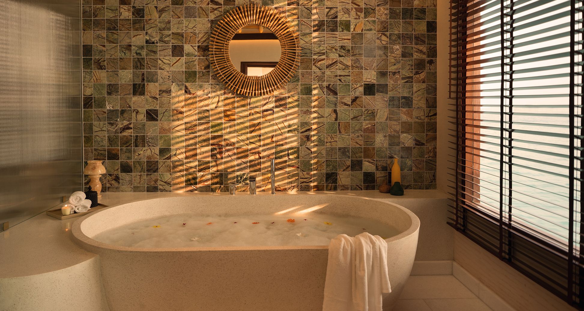 Interieur einer Familien-Wasserpoolvilla