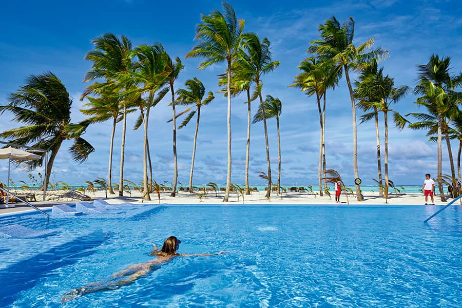 Infinity-Pool mit Palmen
