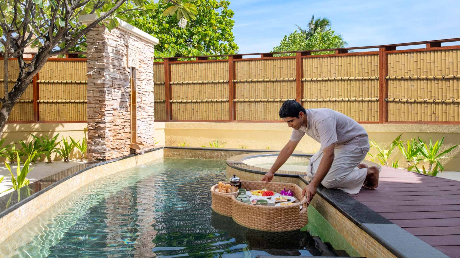 Floating Breakfast in der Villa