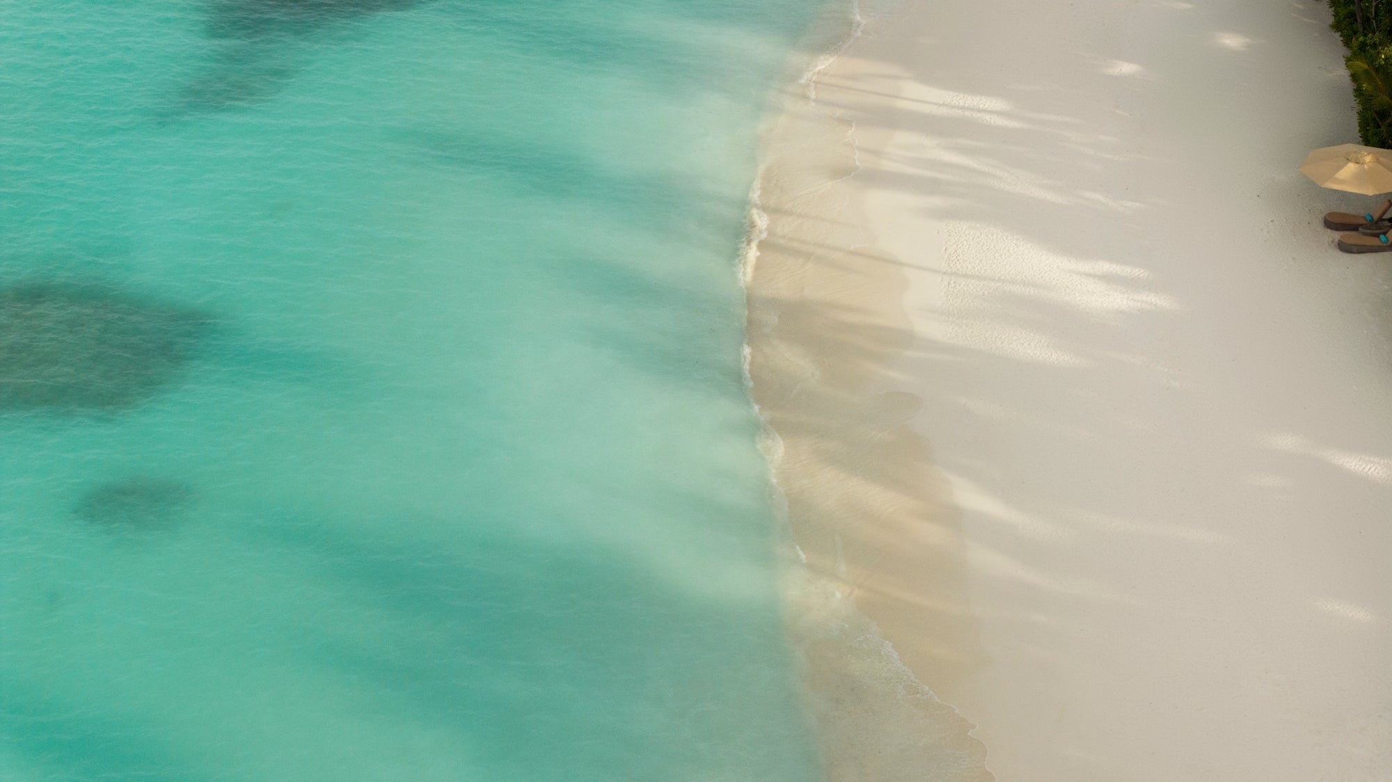 Constance Halaveli – feiner Strand und Lagune