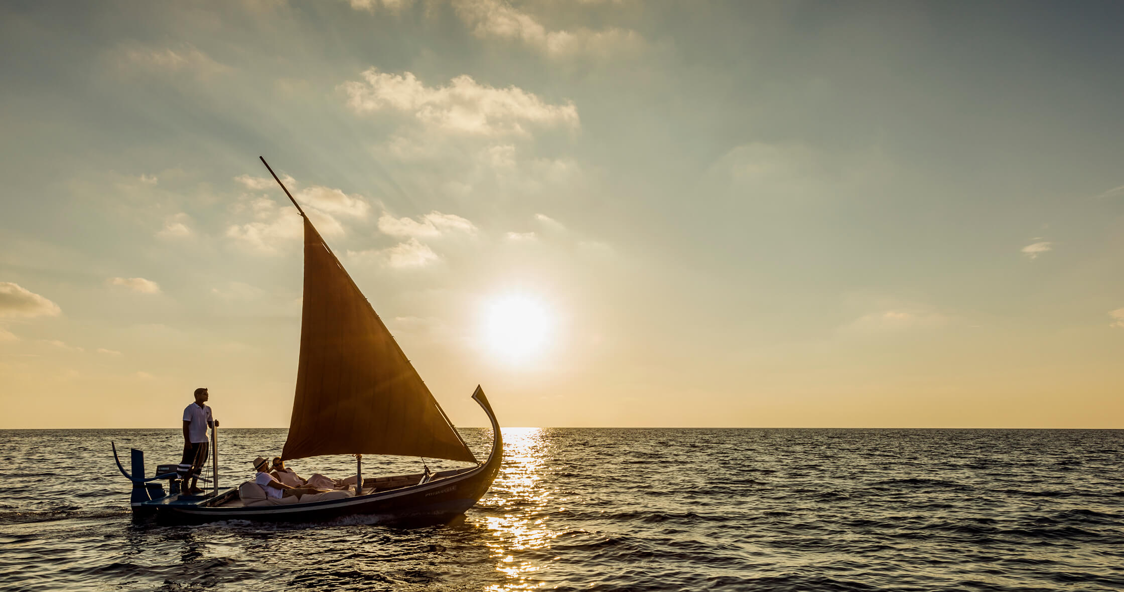 COMO Maalifushi – Dhoni bei Sonnenuntergang