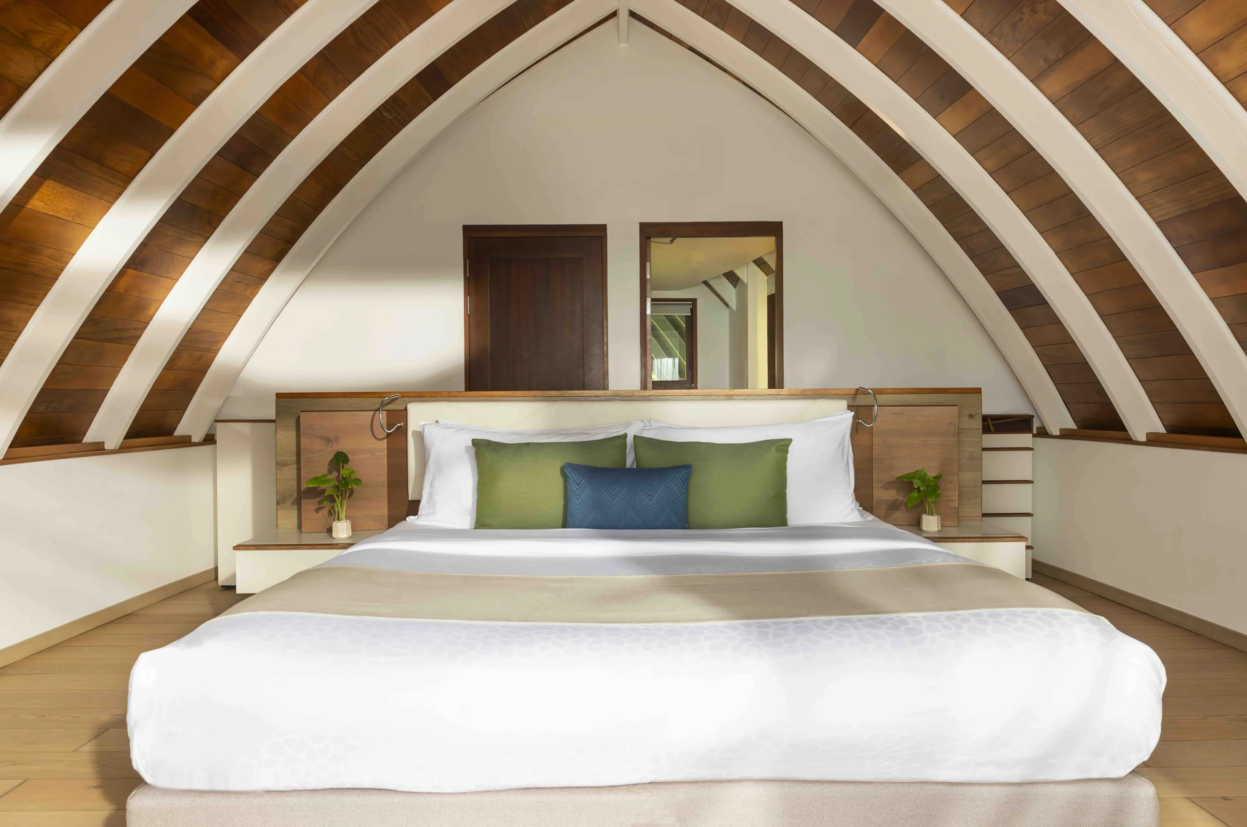 Schlafzimmer einer Duplex-Poolvilla