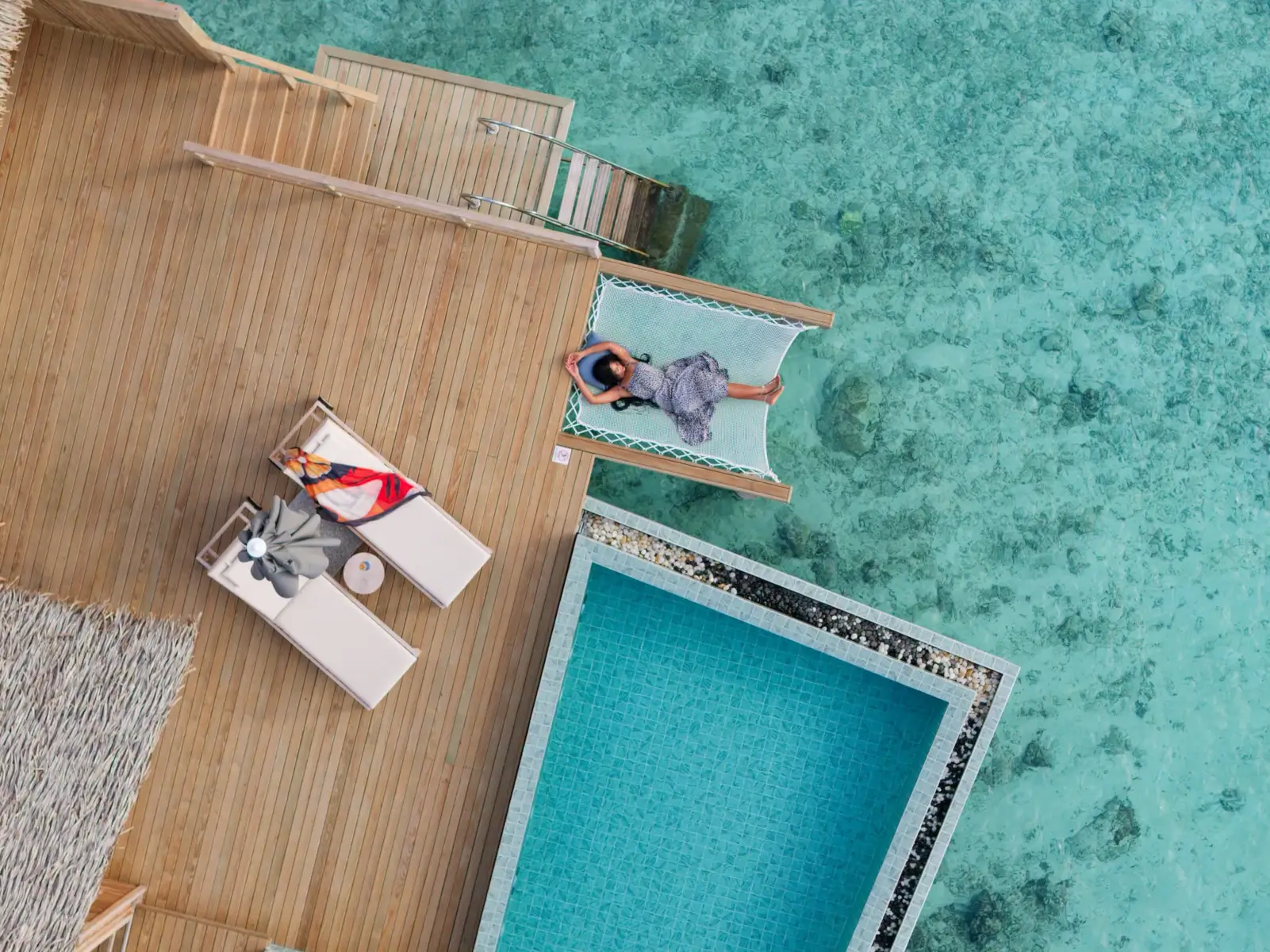 Poolterrasse einer Duplex-Poolvilla