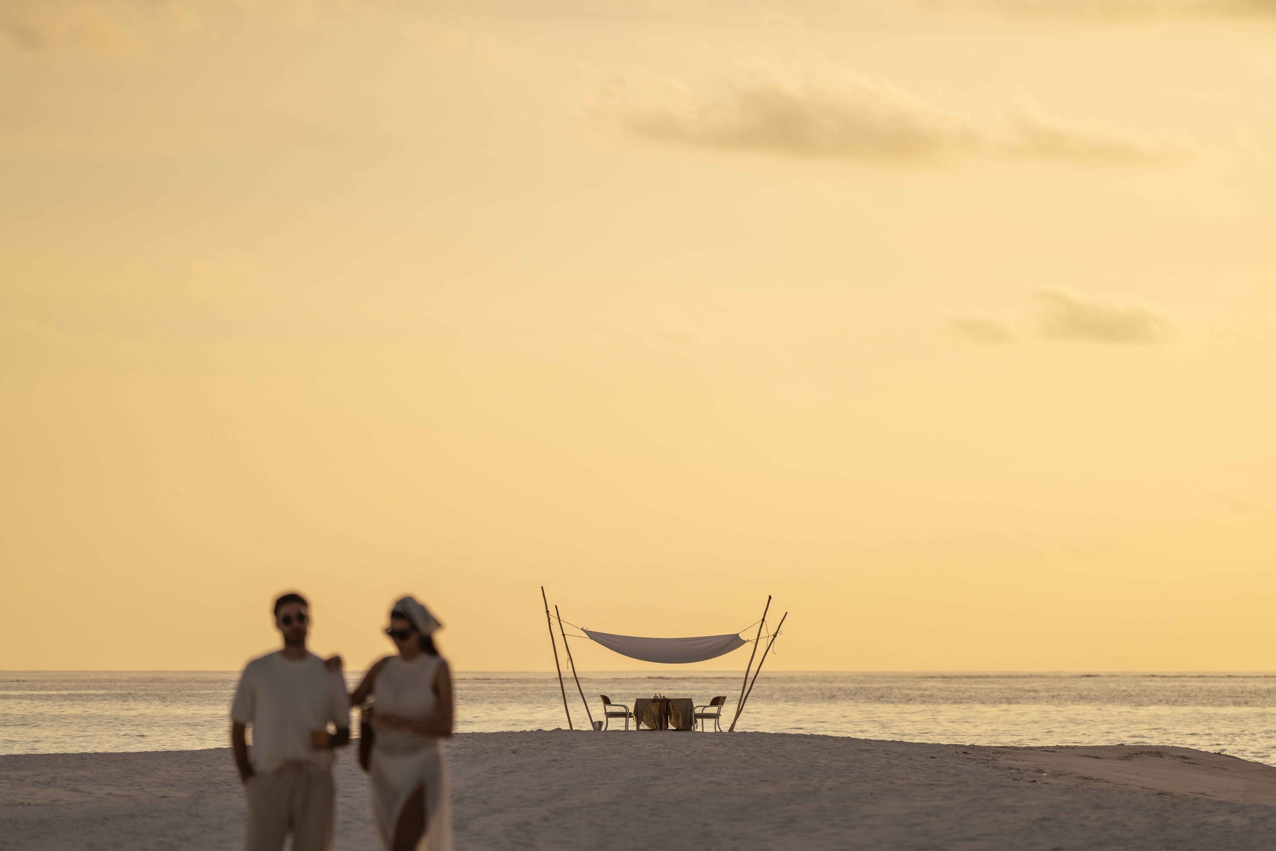 Constance Moofushi – Stranddinner bei Sonnenuntergang
