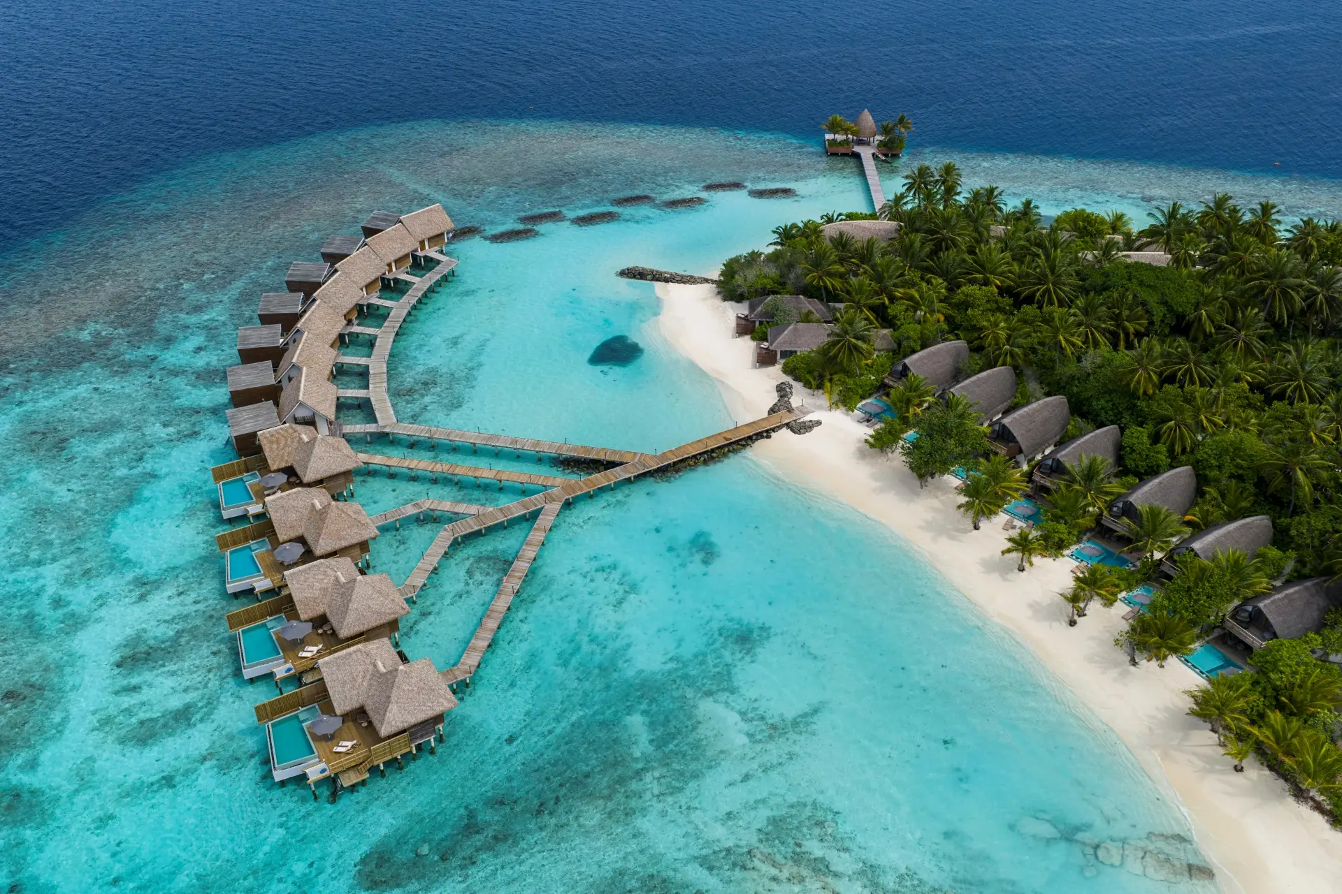 Wasserbungalows und Strand aus der Luft