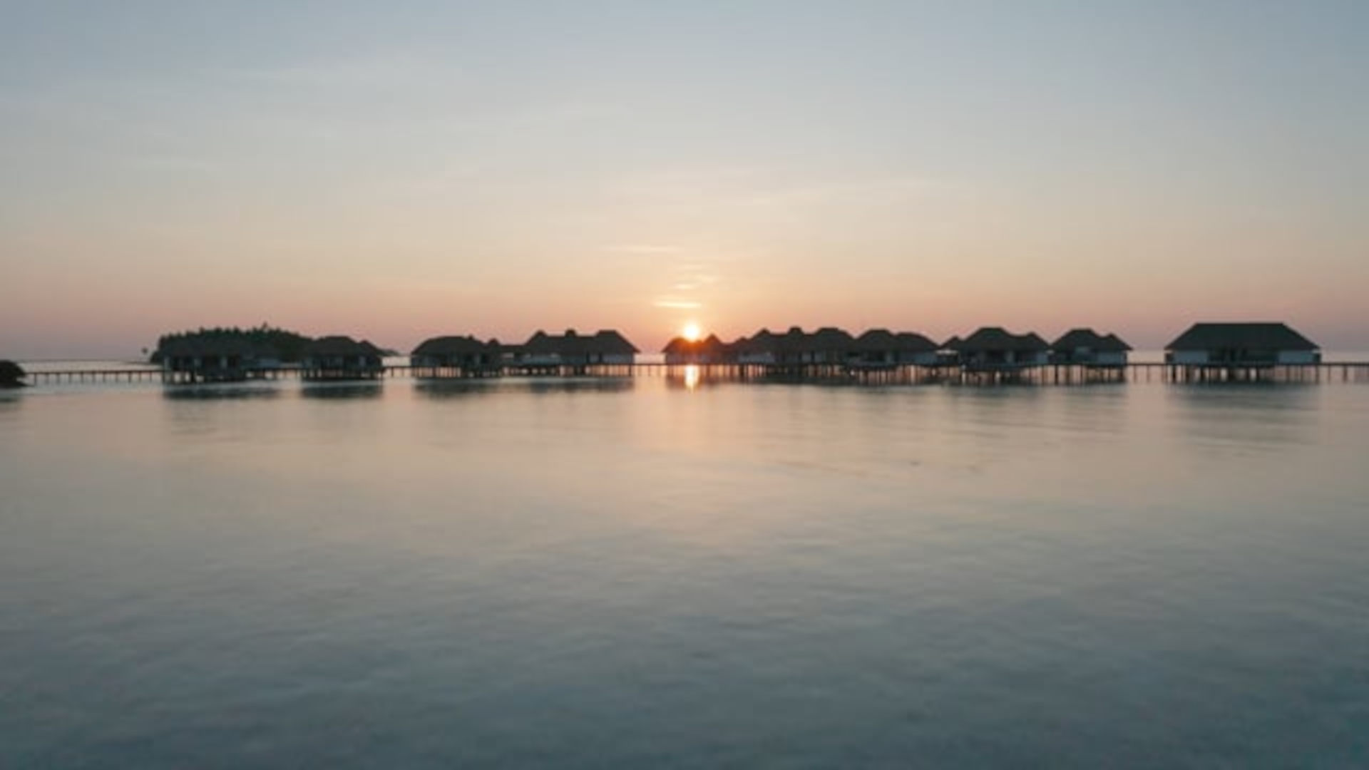 COMO Maalifushi – Inselansicht zum Sonnenuntergang
