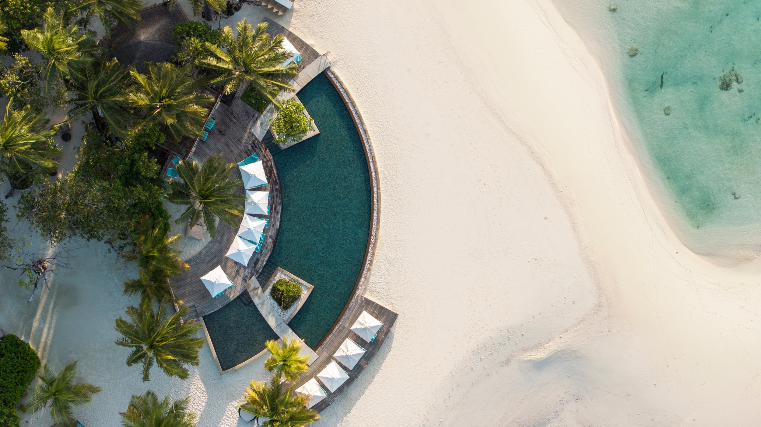 Constance Moofushi – Pool am Strand