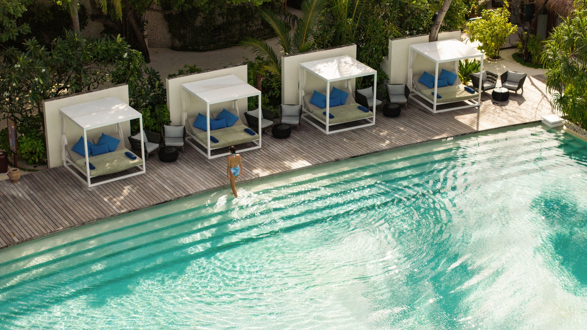 Constance Halaveli – Pool mit Cabanas