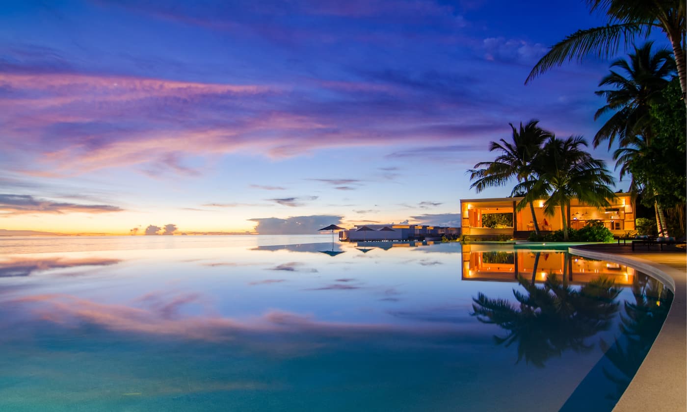 Amilla Maldives – Pool bei Sonnenuntergang