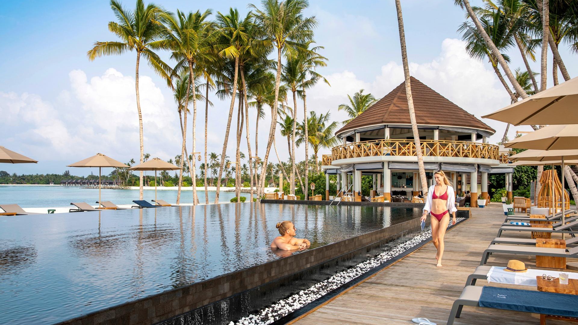 Infinitypool mit Blick über die Lagune
