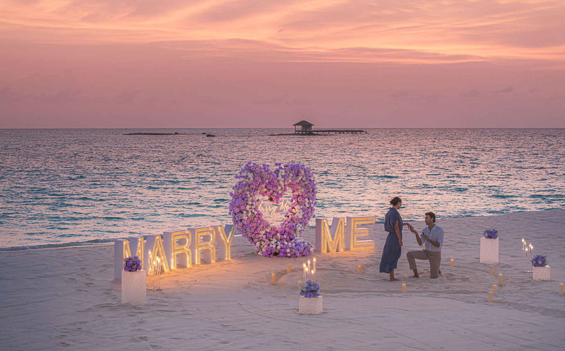 Romantischer Heiratsantrag am Strand