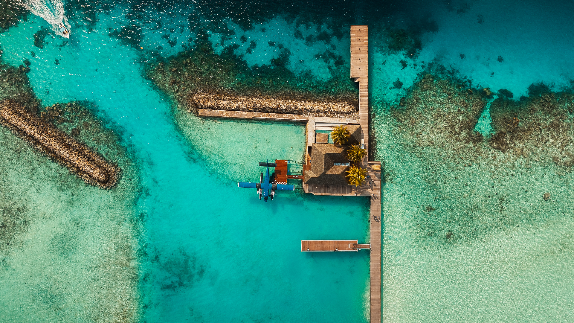 Wasserflugzeug an der Insel